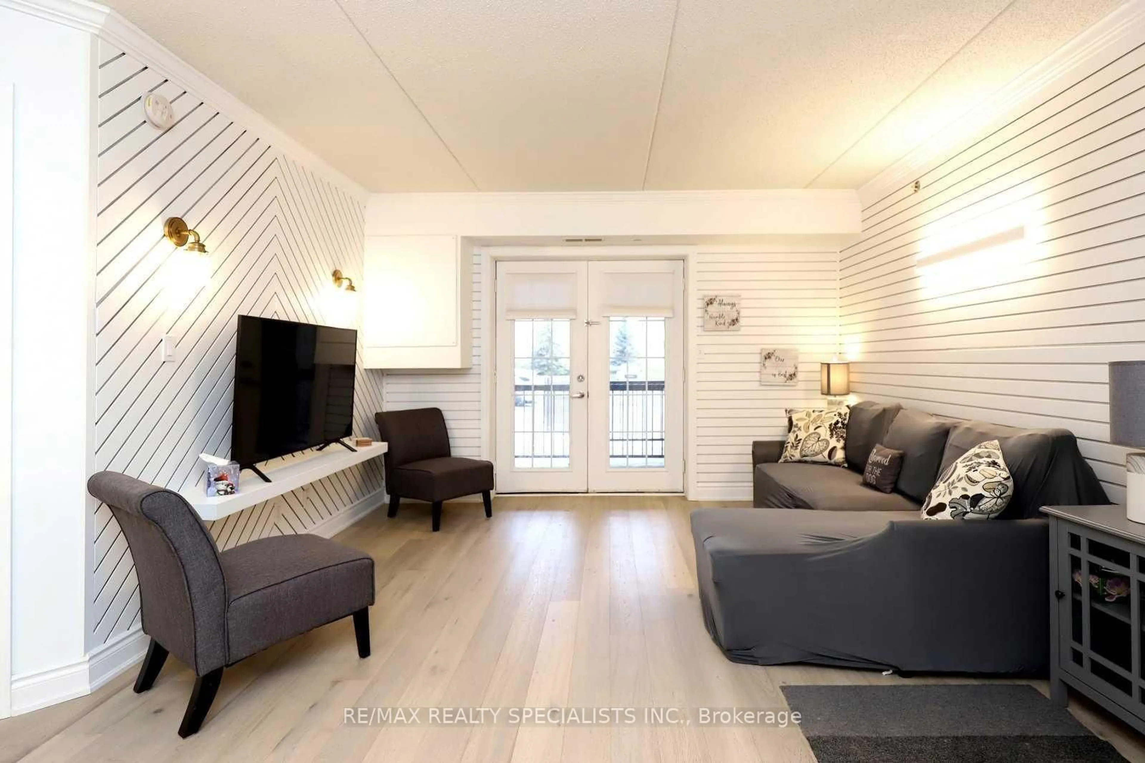 Living room with furniture, wood/laminate floor for 1470 Bishops Gate #106, Oakville Ontario L6M 4N5