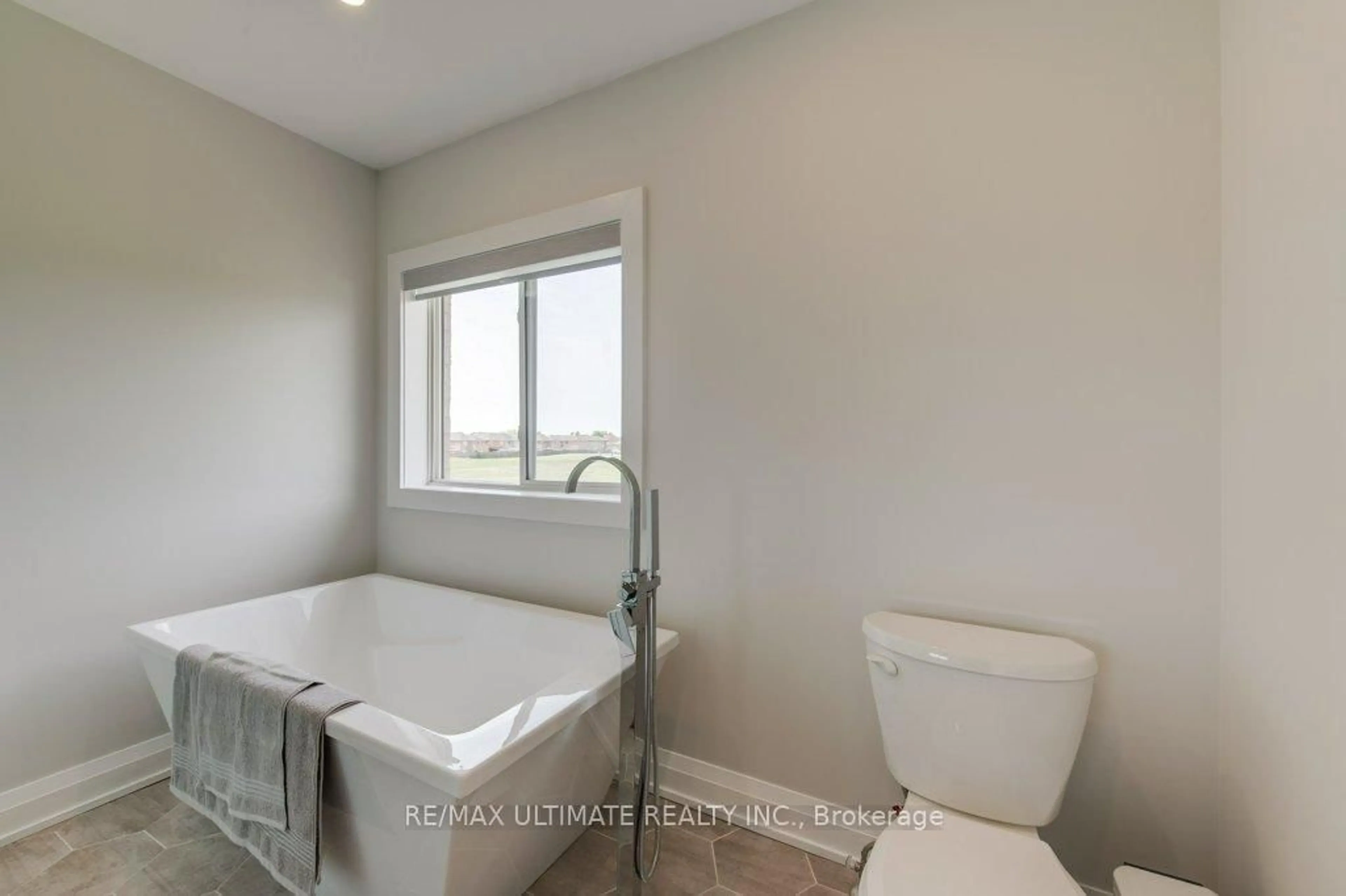 Contemporary bathroom, ceramic/tile floor for 90 Cedargove Rd, Caledon Ontario L7E 2W6