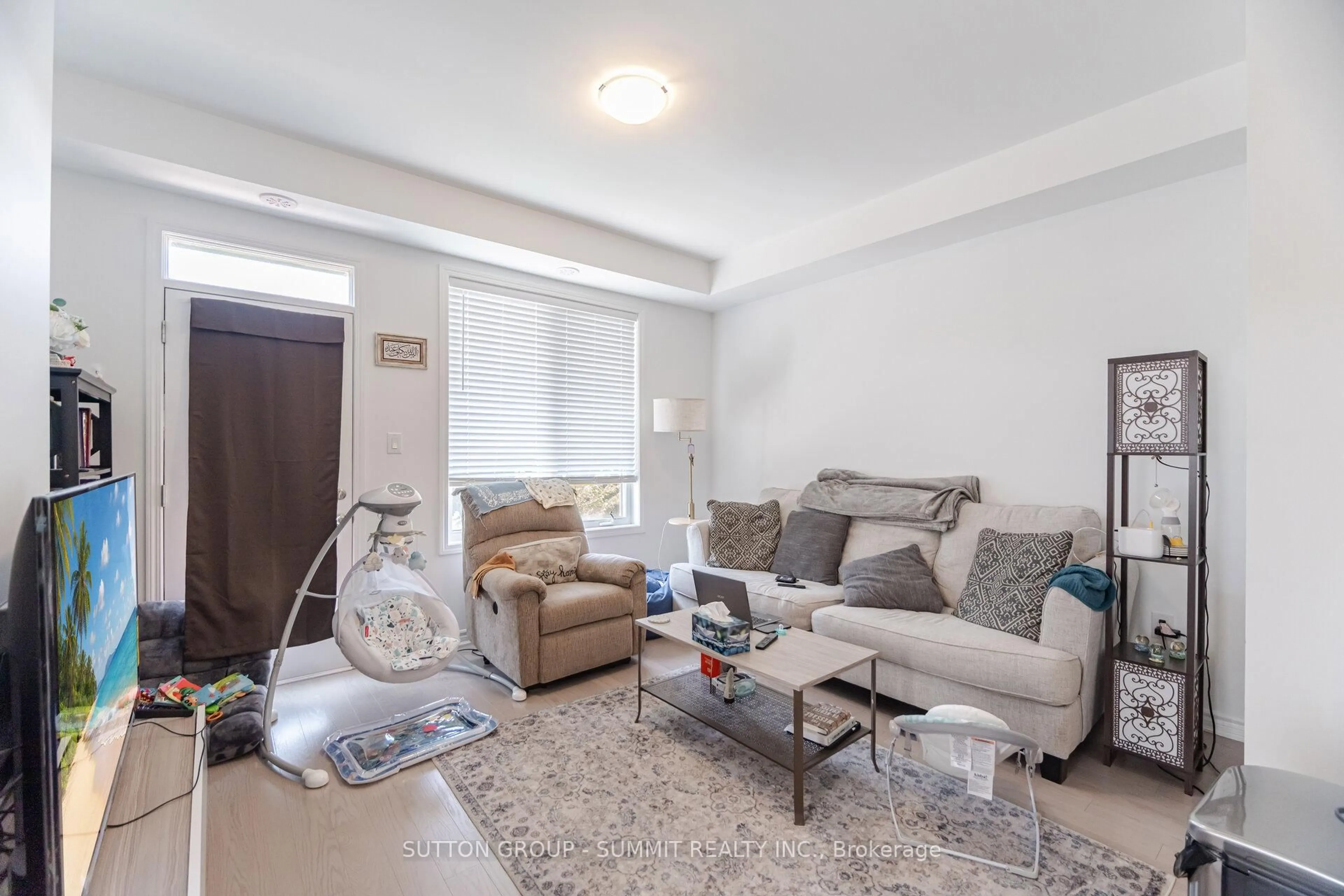 Living room with furniture, unknown for 5206 VIOLA DESMOND Dr, Mississauga Ontario L5M 2S7