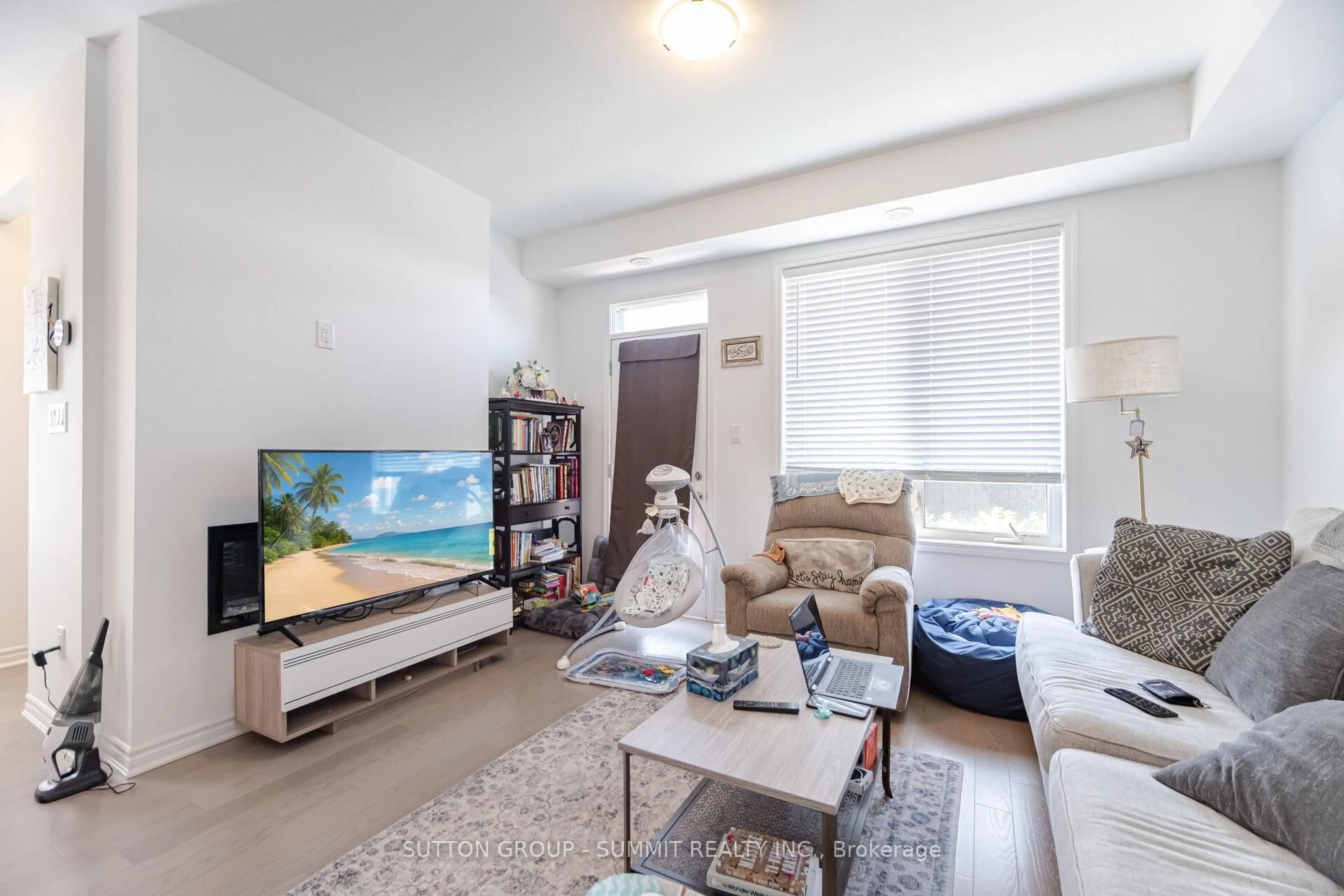 Living room with furniture, unknown for 5206 VIOLA DESMOND Dr, Mississauga Ontario L5M 2S7