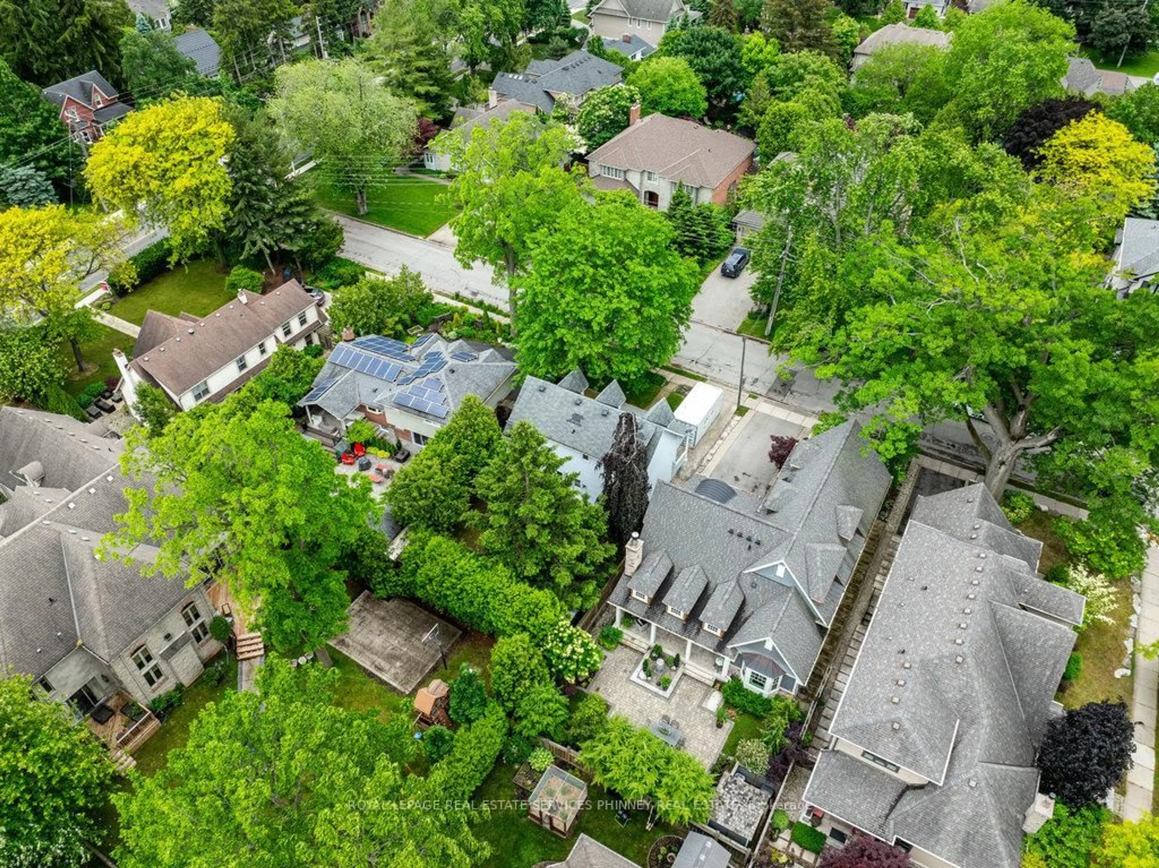 A pic from outside/outdoor area/front of a property/back of a property/a pic from drone, street for 199 PINE COVE Rd, Burlington Ontario L7N 1W1