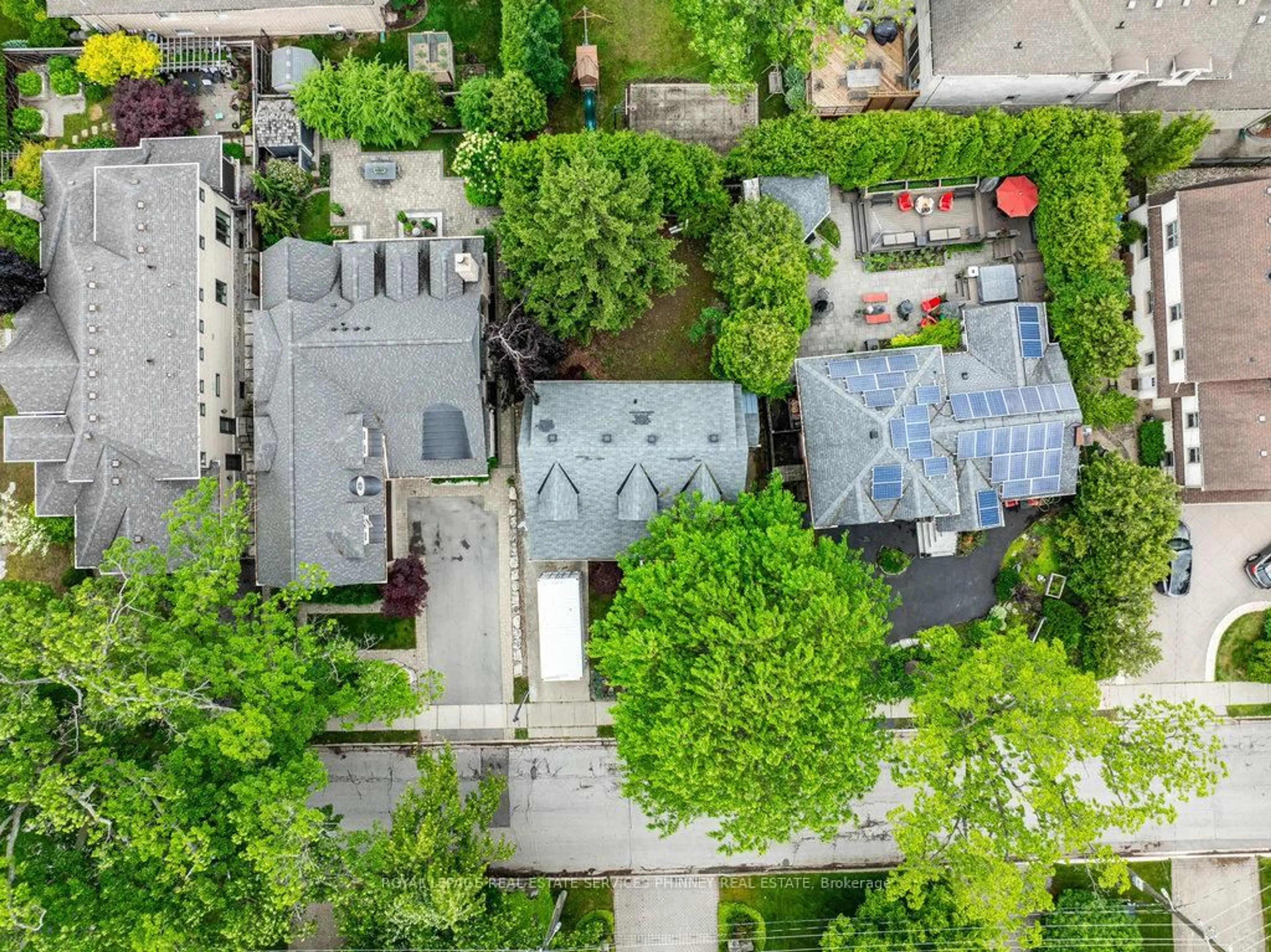 A pic from outside/outdoor area/front of a property/back of a property/a pic from drone, street for 199 PINE COVE Rd, Burlington Ontario L7N 1W1