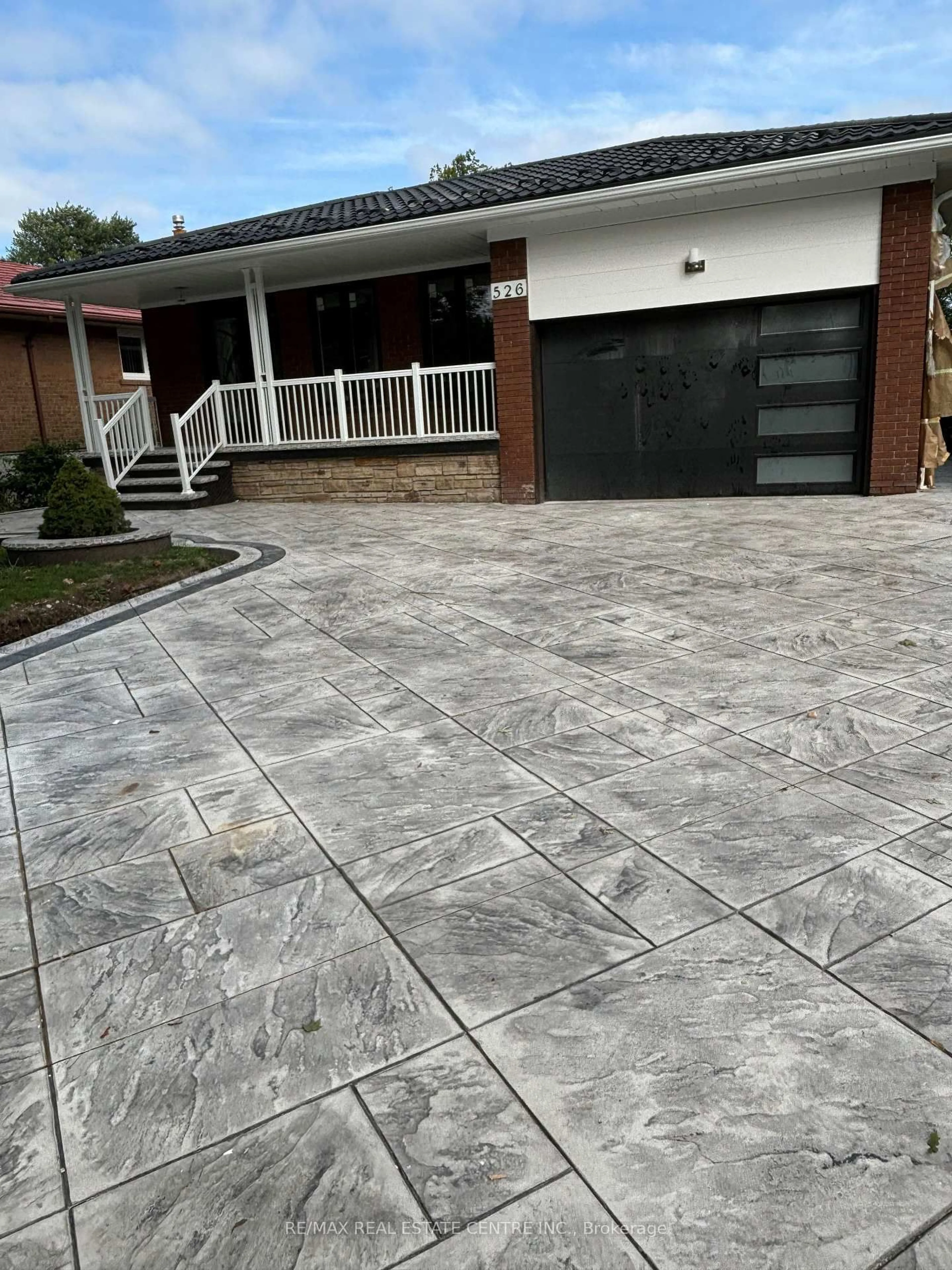 Home with vinyl exterior material, street for 526 Selsey Dr, Mississauga Ontario L5A 1B9