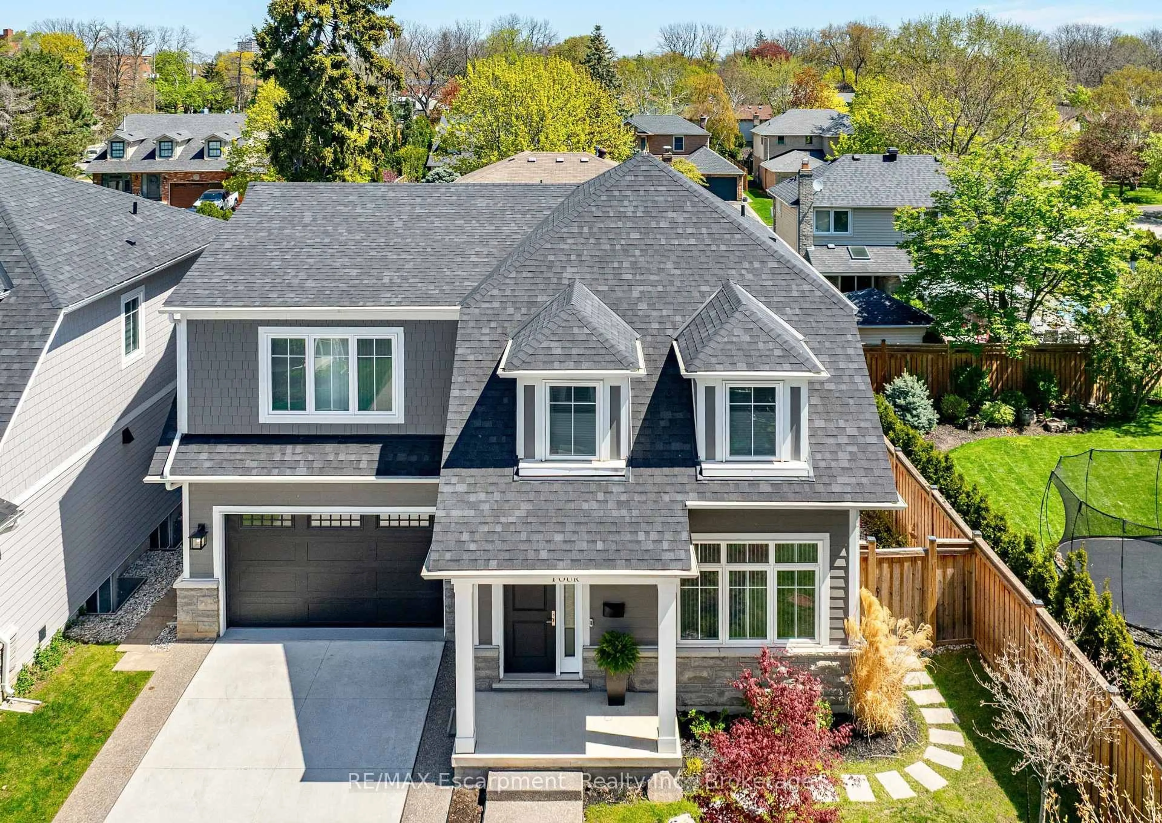 A pic from outside/outdoor area/front of a property/back of a property/a pic from drone, street for 2134 New St #4, Burlington Ontario L7R 1H8