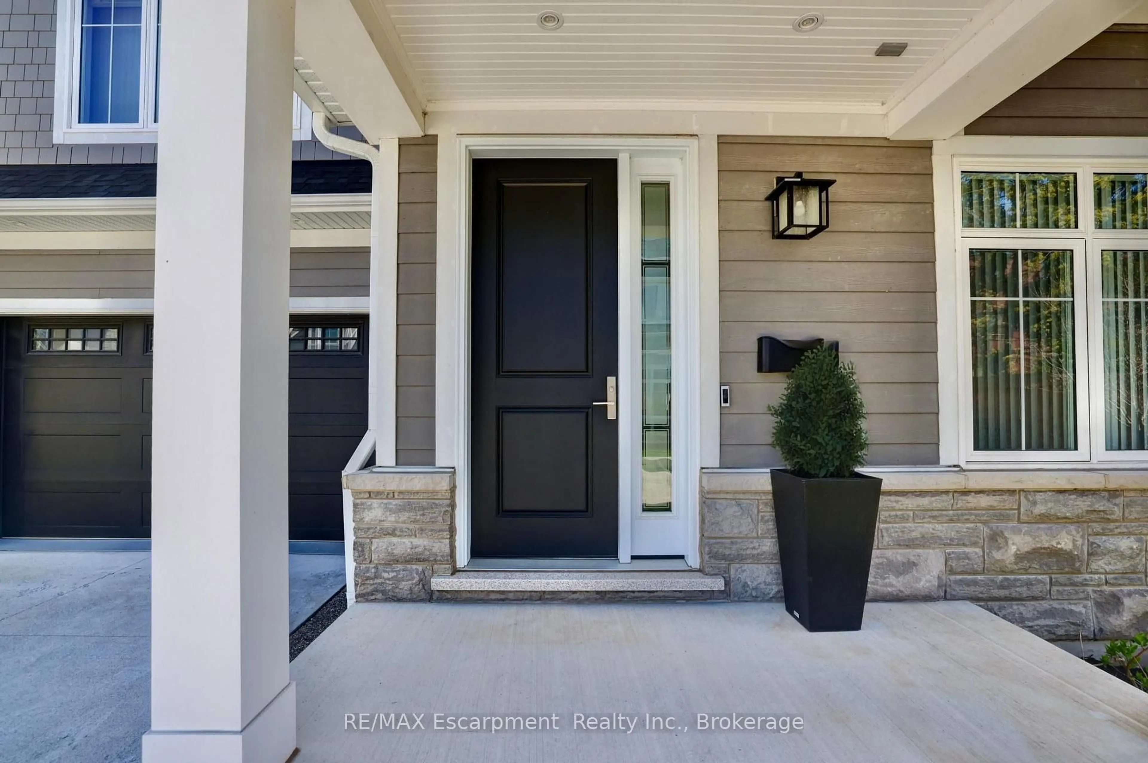 Indoor entryway for 2134 New St #4, Burlington Ontario L7R 1H8
