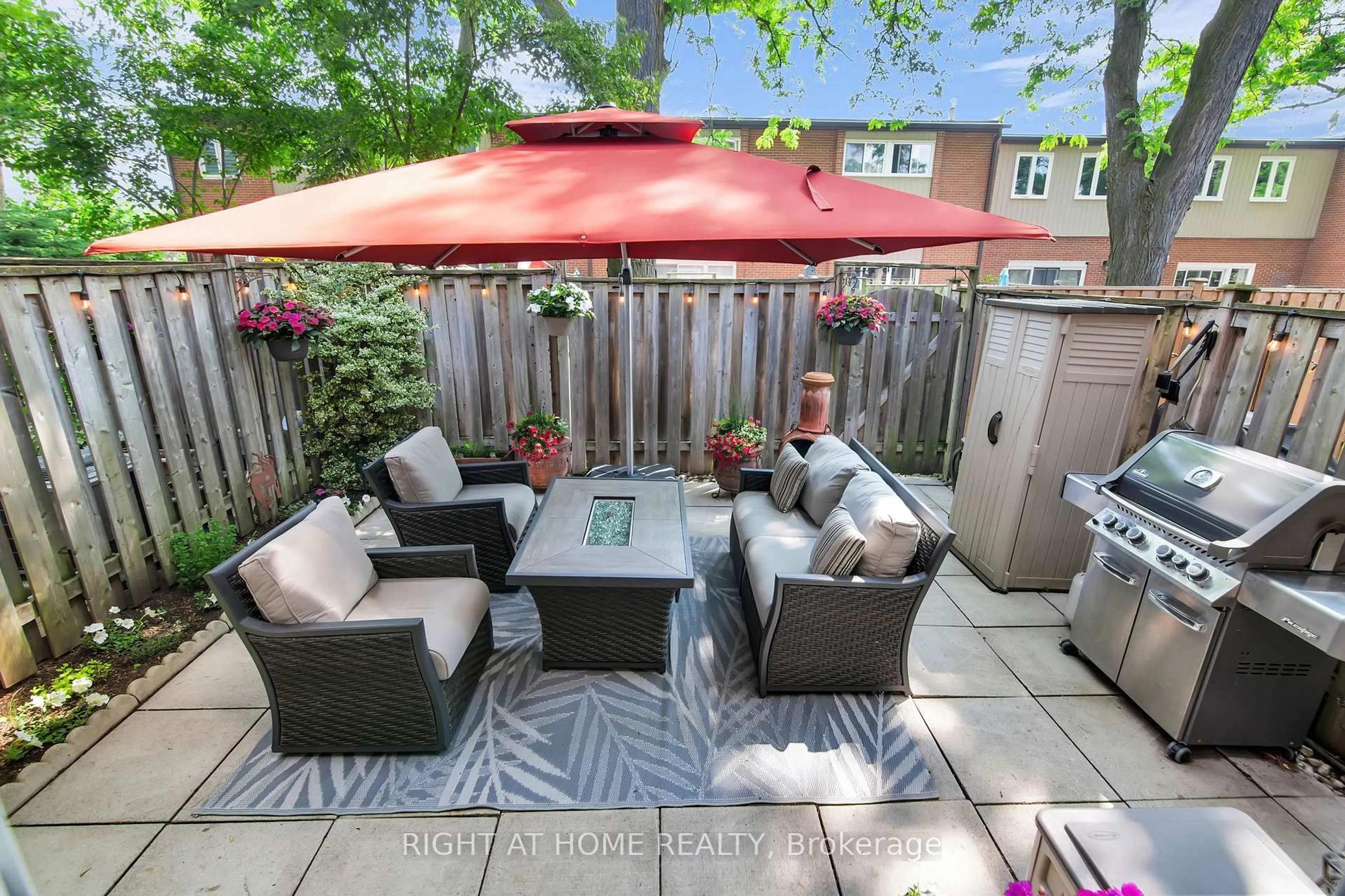Patio, street for 400 Bloor St #75, Mississauga Ontario L5A 3M8