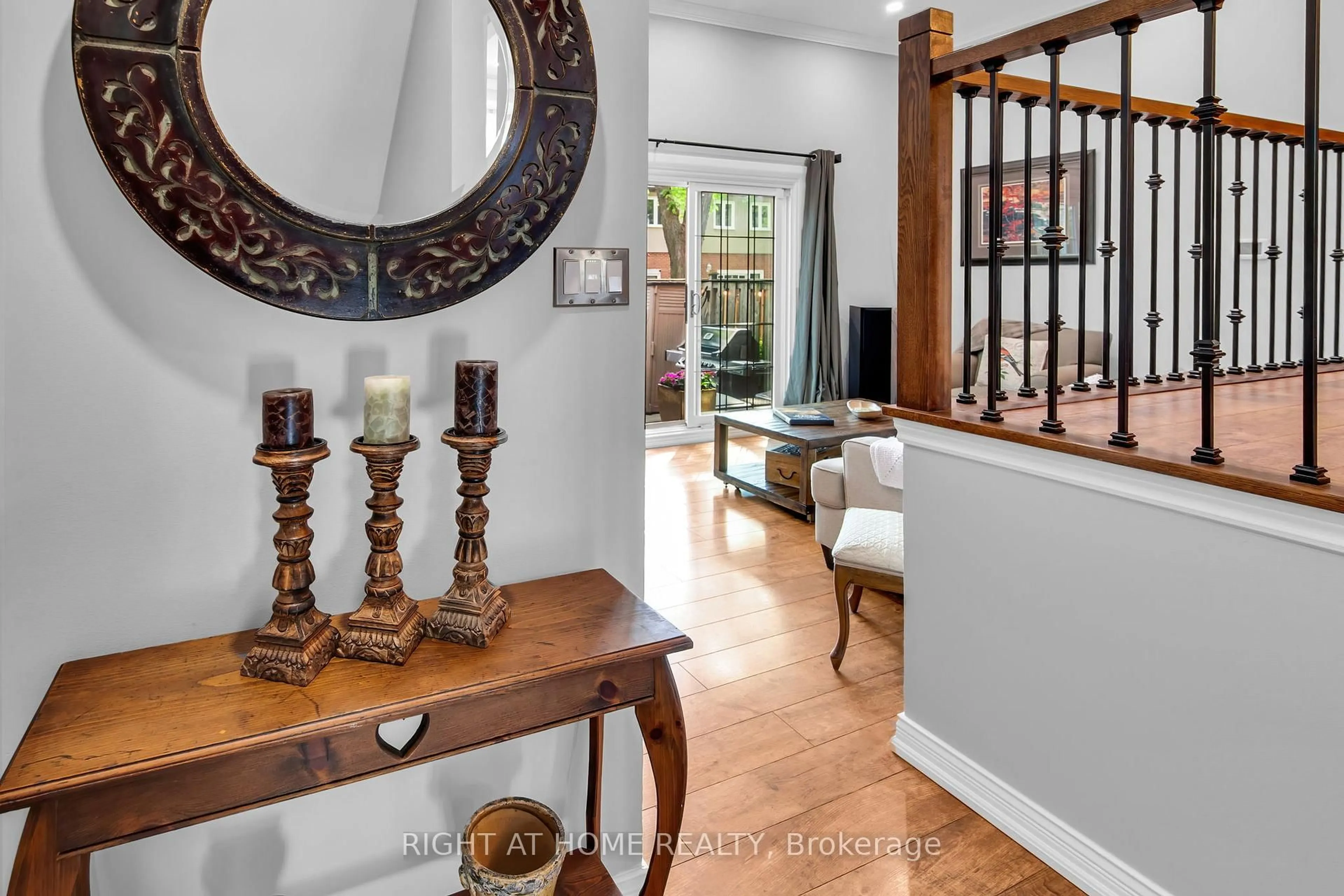 Indoor entryway for 400 Bloor St #75, Mississauga Ontario L5A 3M8