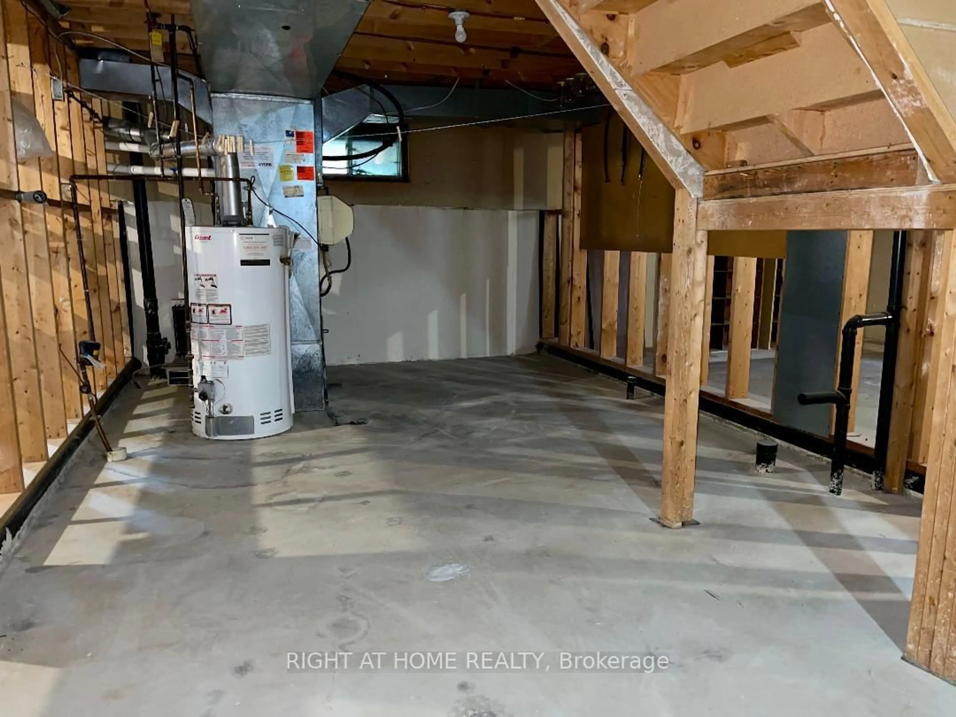 Indoor garage for 3668 Belvedere Cres, Mississauga Ontario L5L 3B4