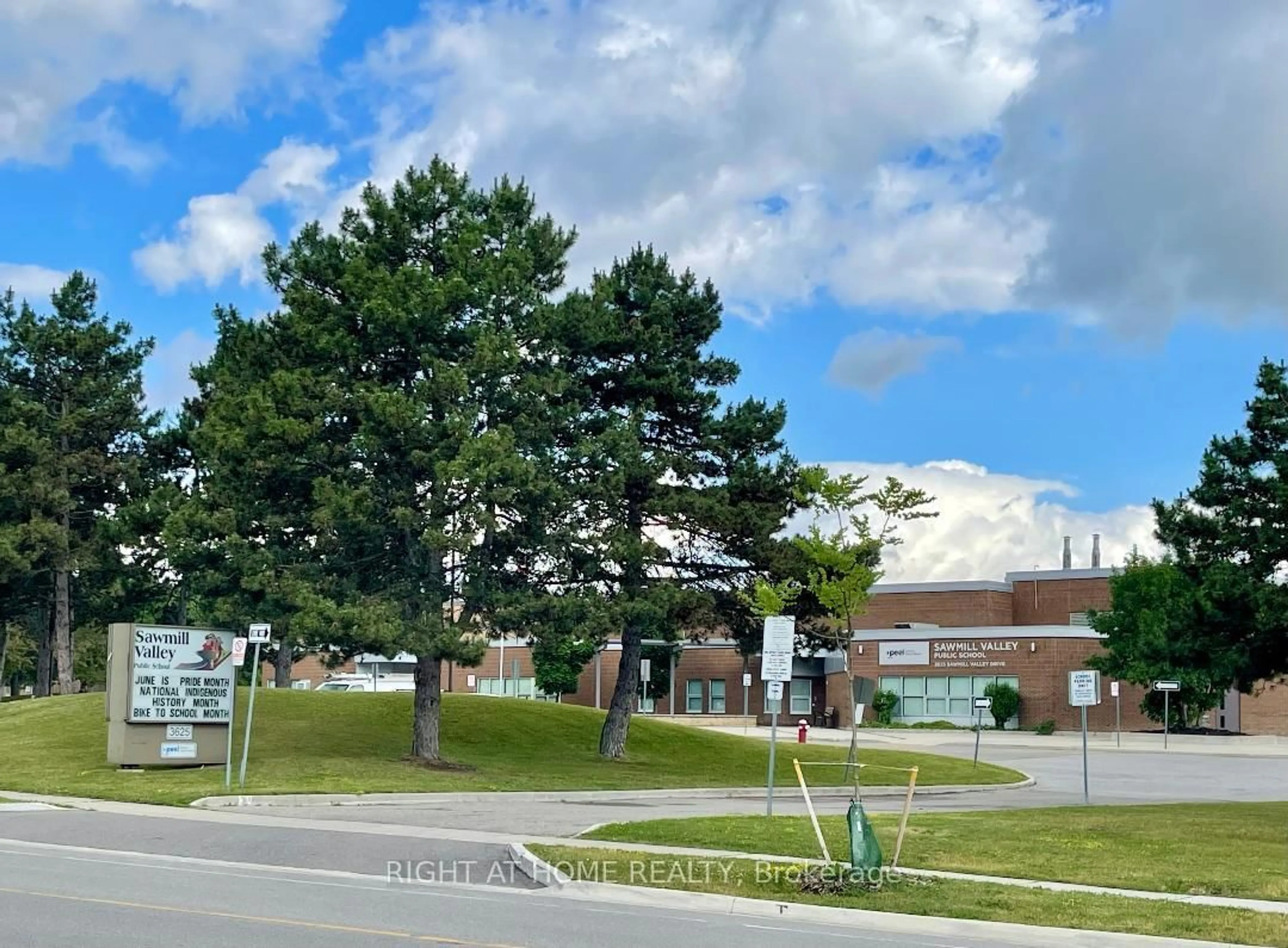 A pic from outside/outdoor area/front of a property/back of a property/a pic from drone, mountain view for 3668 Belvedere Cres, Mississauga Ontario L5L 3B4