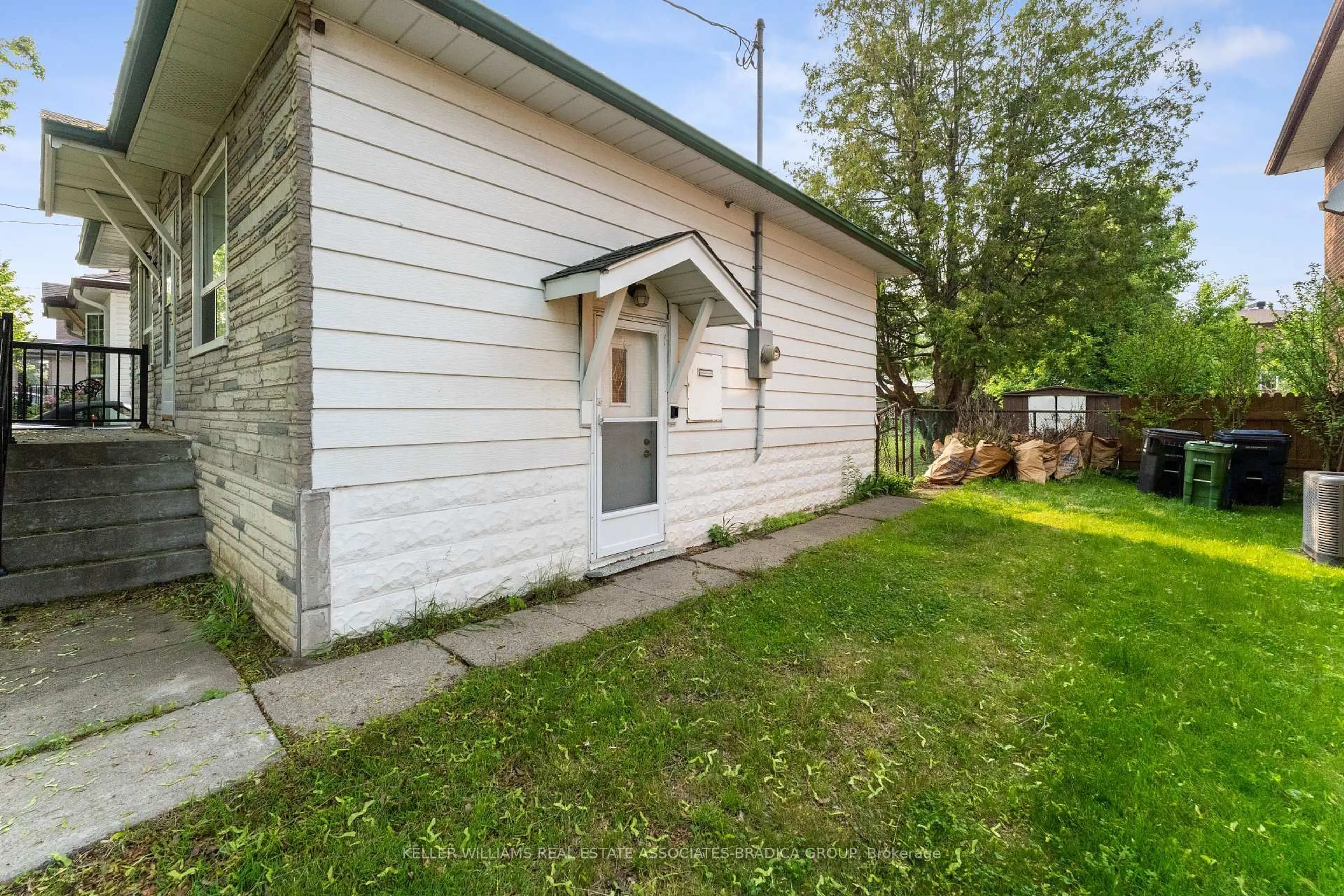 Patio, street for 62 Elder Ave, Toronto Ontario M8W 1S4