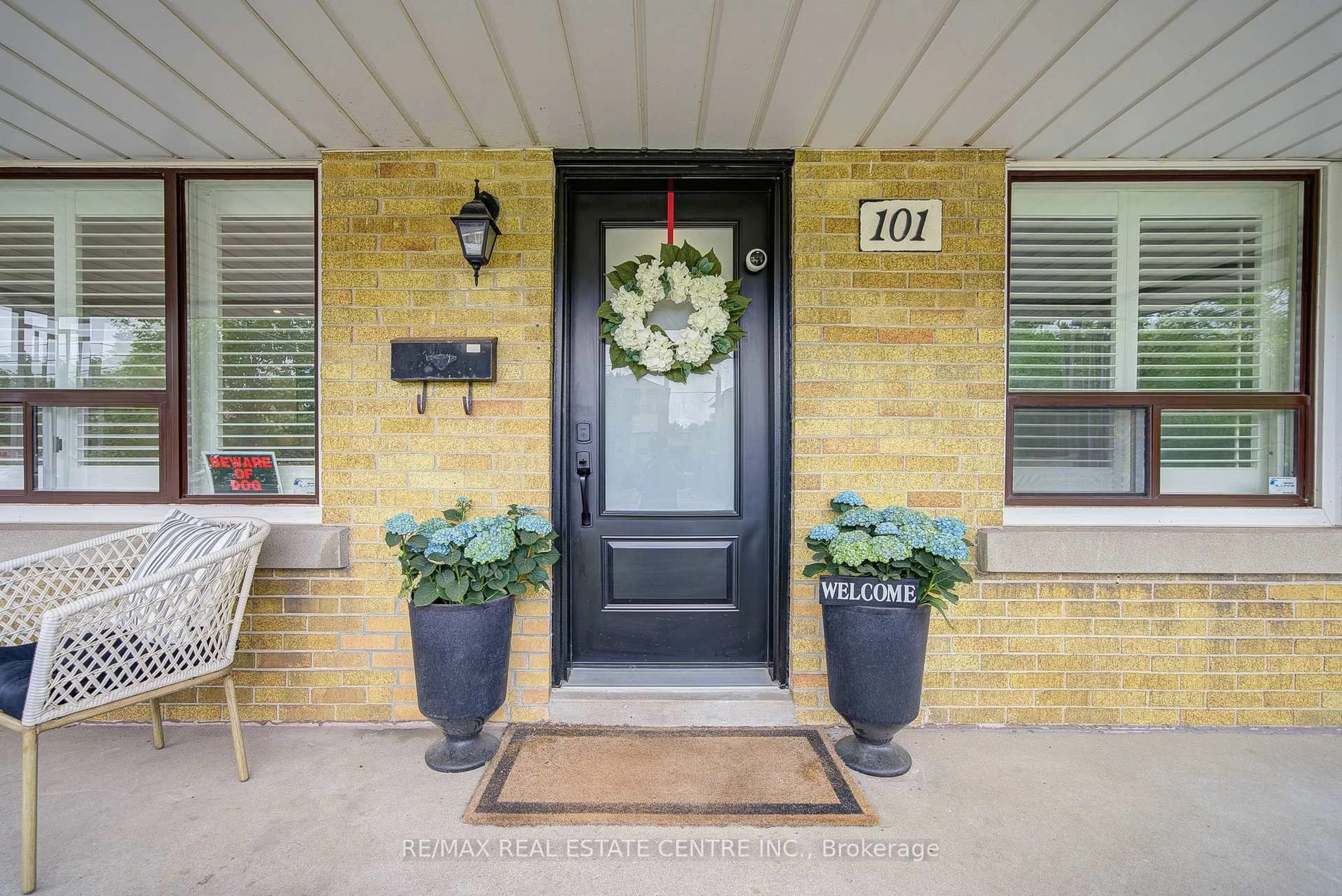 Indoor entryway for 101 Home Rd, Toronto Ontario M3K 1M2