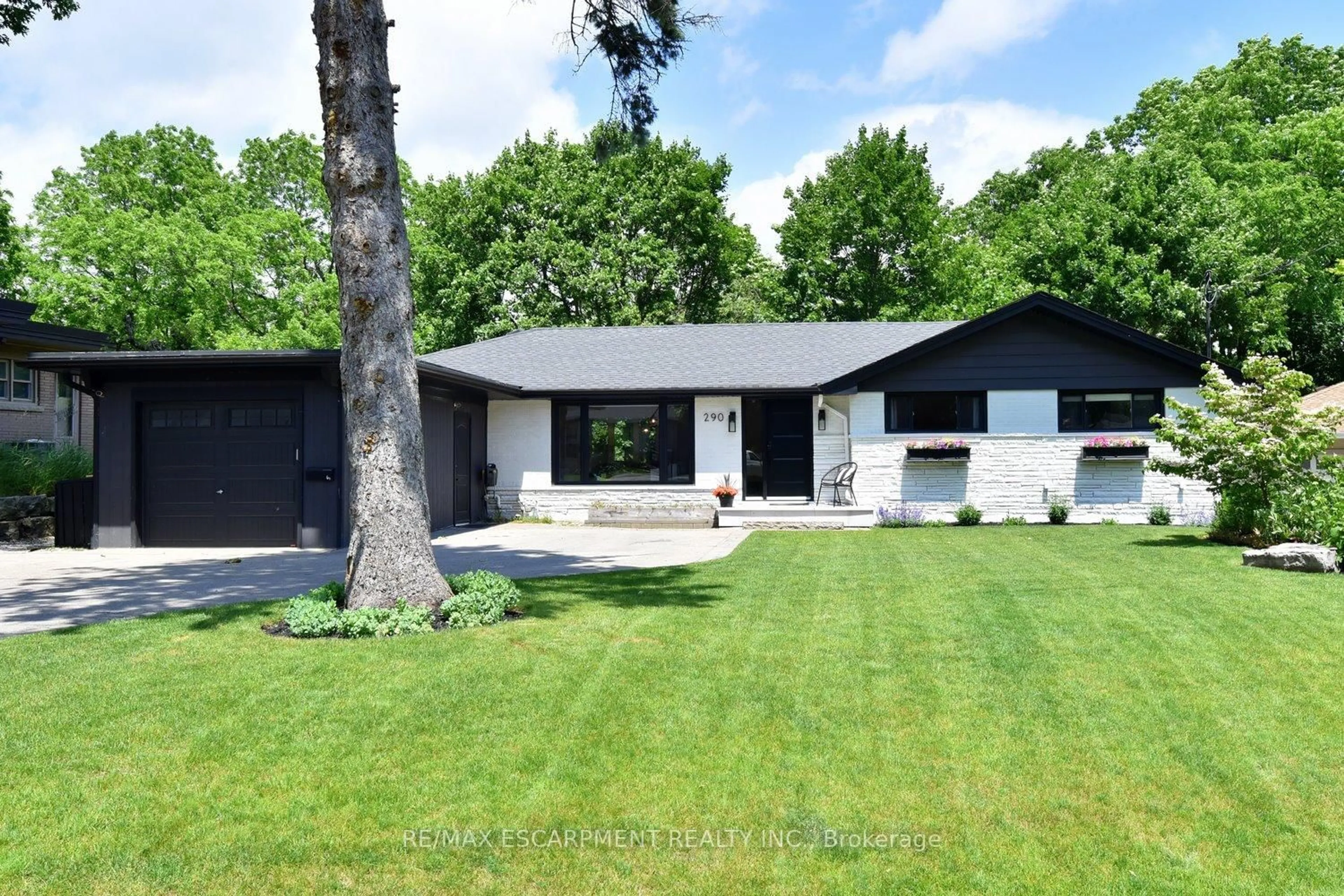 Home with vinyl exterior material, street for 290 Gardenview Dr, Burlington Ontario L7T 1K6