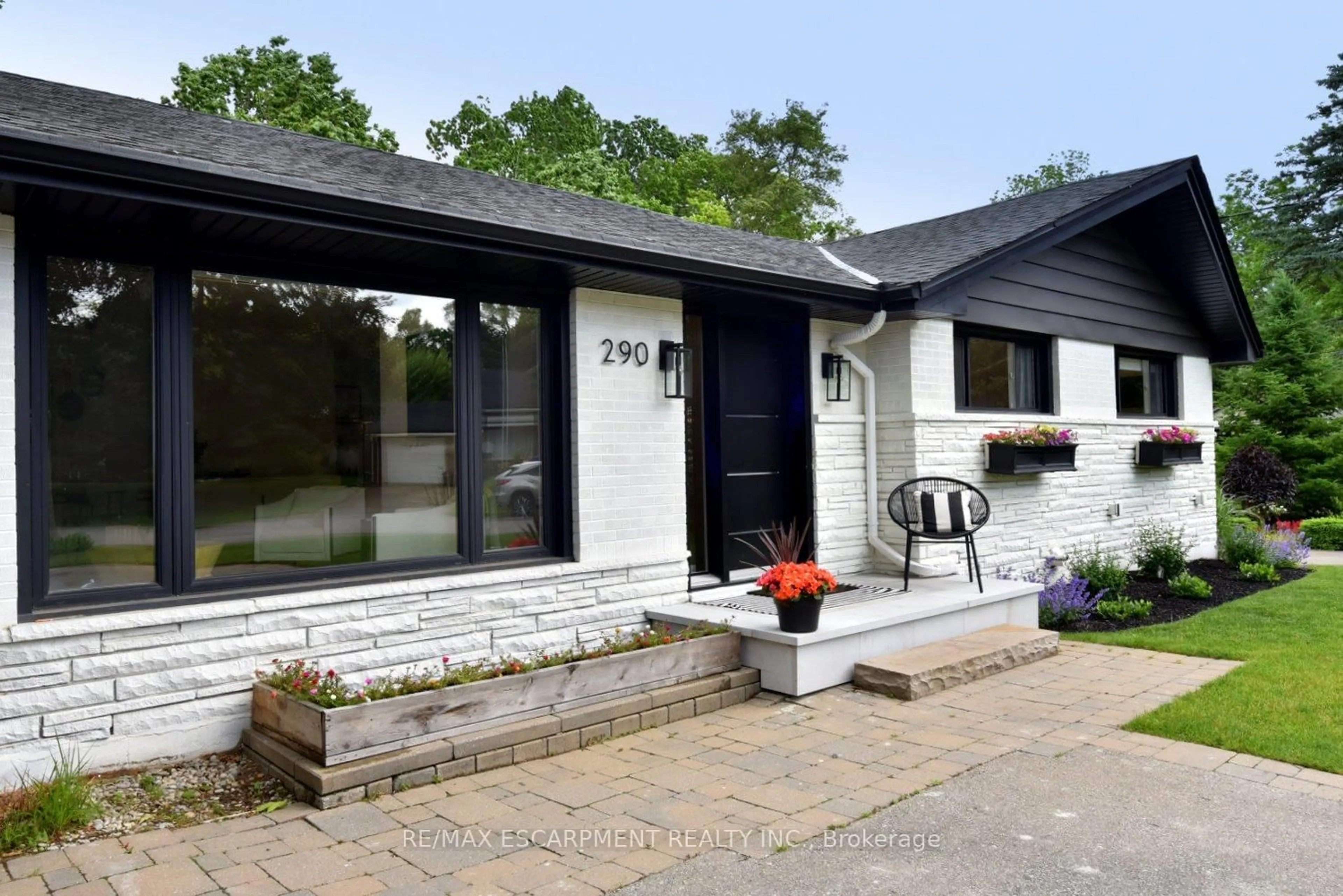 Home with brick exterior material, street for 290 Gardenview Dr, Burlington Ontario L7T 1K6