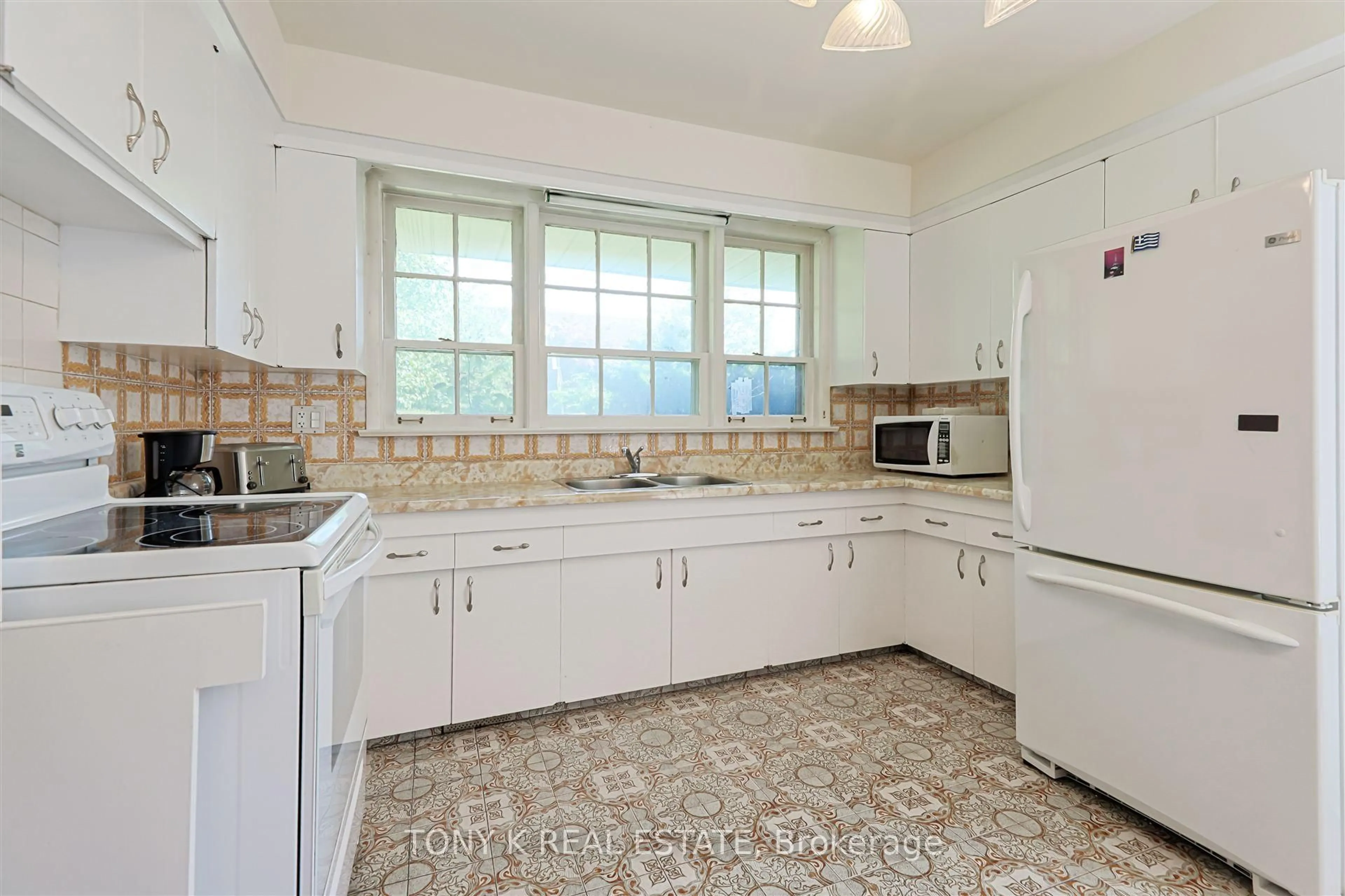 Standard kitchen, ceramic/tile floor for 90 Waterford Dr, Toronto Ontario M9R 2N6