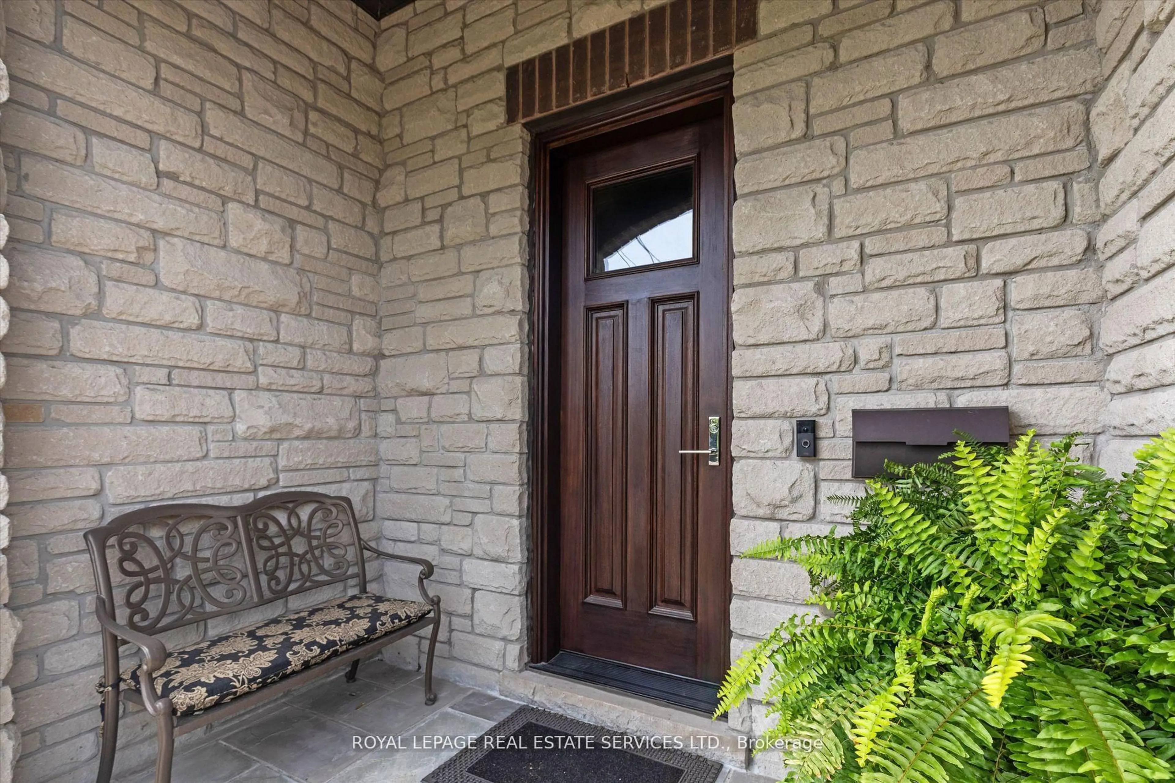 Indoor entryway for 696 Glengrove Ave, Toronto Ontario M6B 3J7
