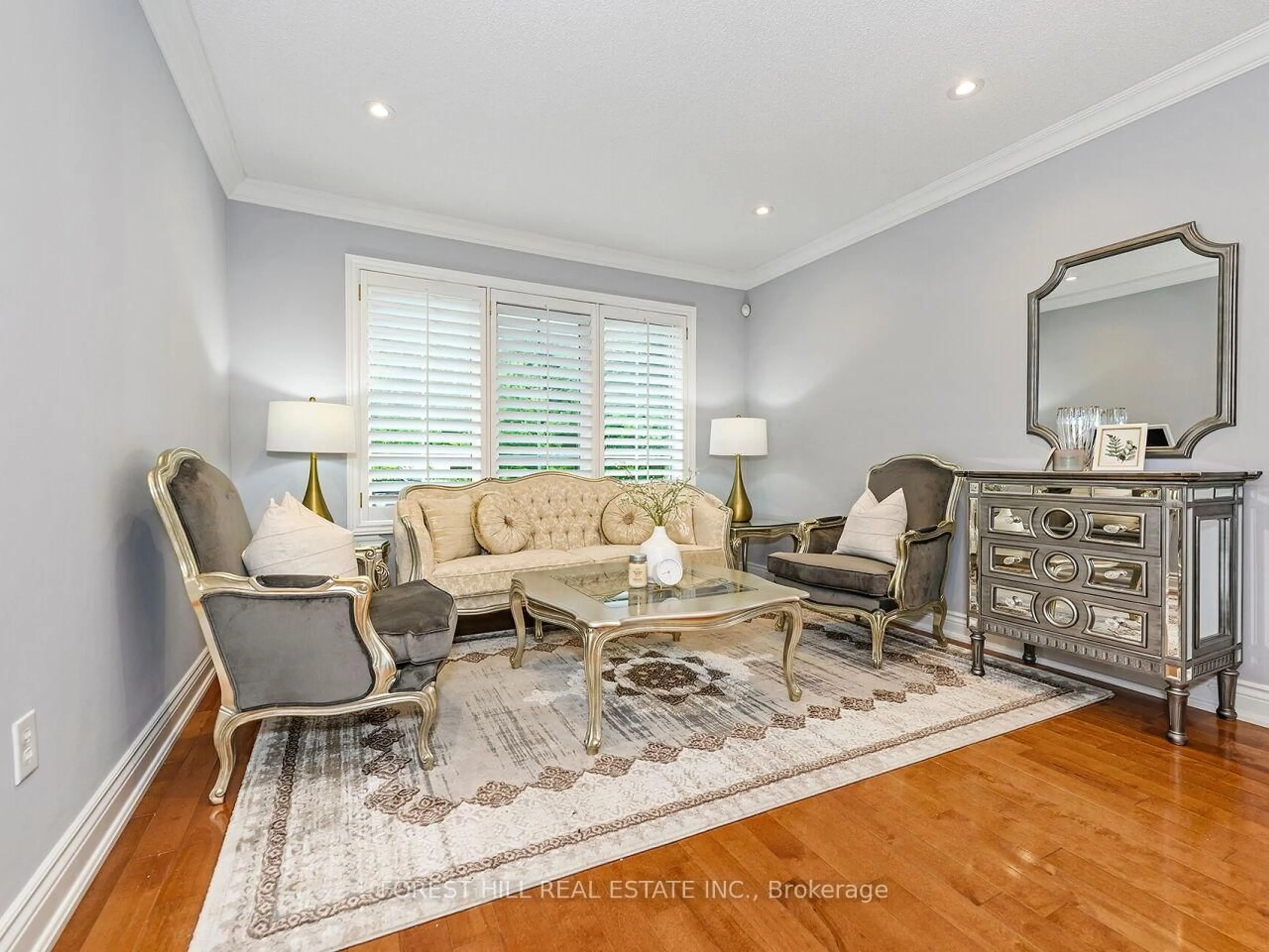 Living room with furniture, wood/laminate floor for 1575 Samuelson Cres, Mississauga Ontario L5N 8A2