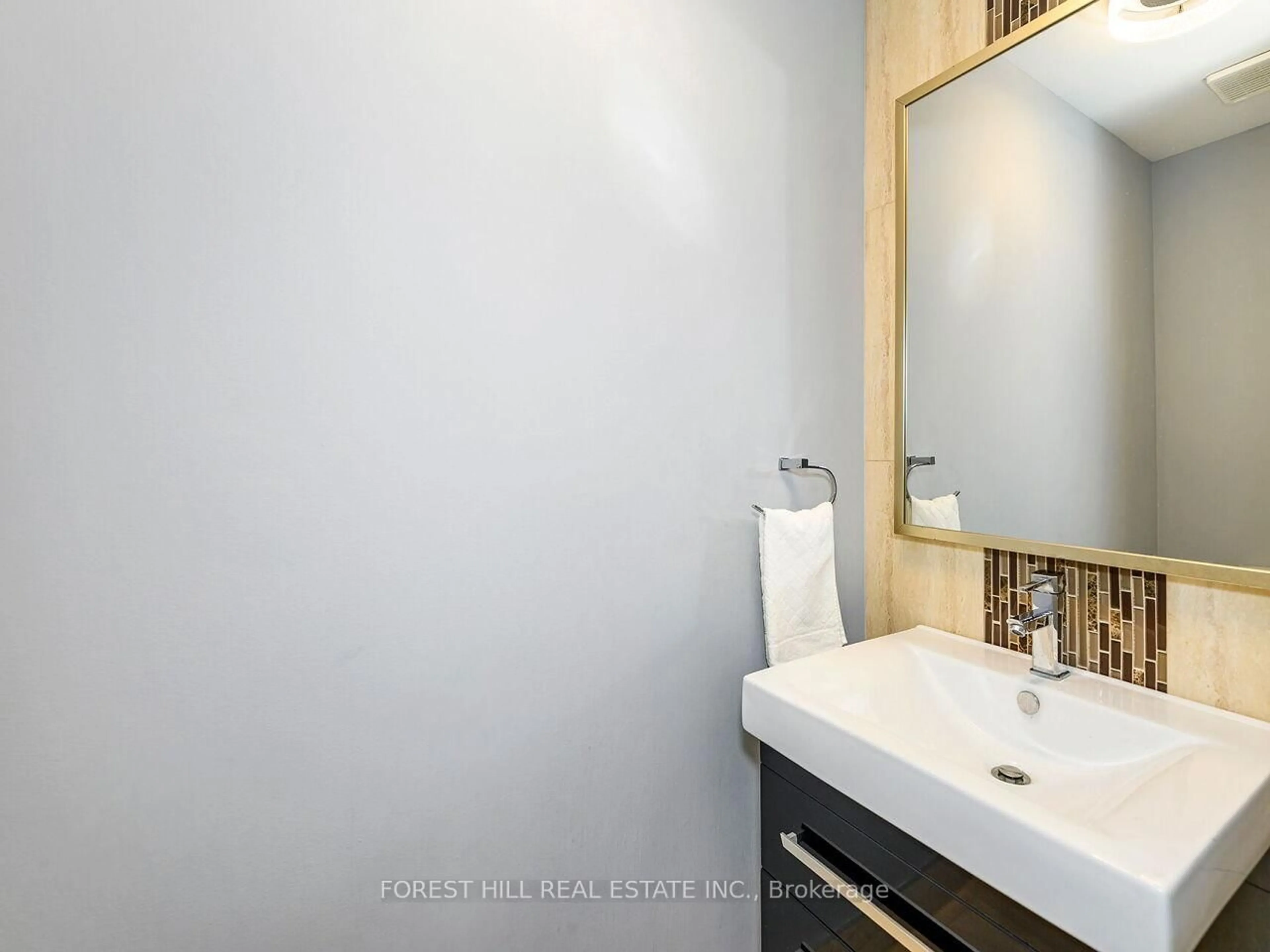 Standard bathroom, ceramic/tile floor for 1575 Samuelson Cres, Mississauga Ontario L5N 8A2