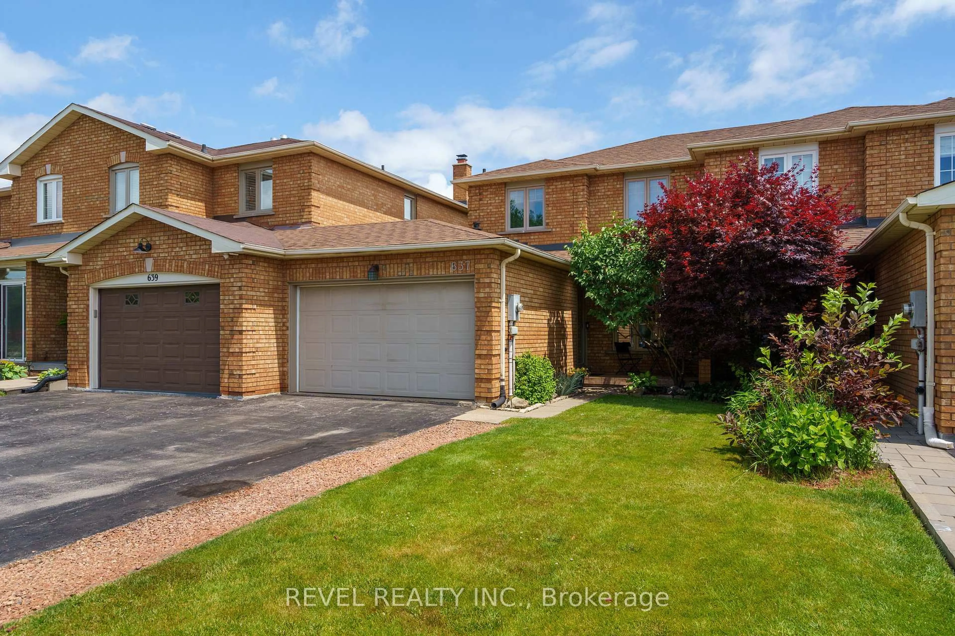 A pic from outside/outdoor area/front of a property/back of a property/a pic from drone, street for 637 Amelia Cres, Burlington Ontario L7L 6E6