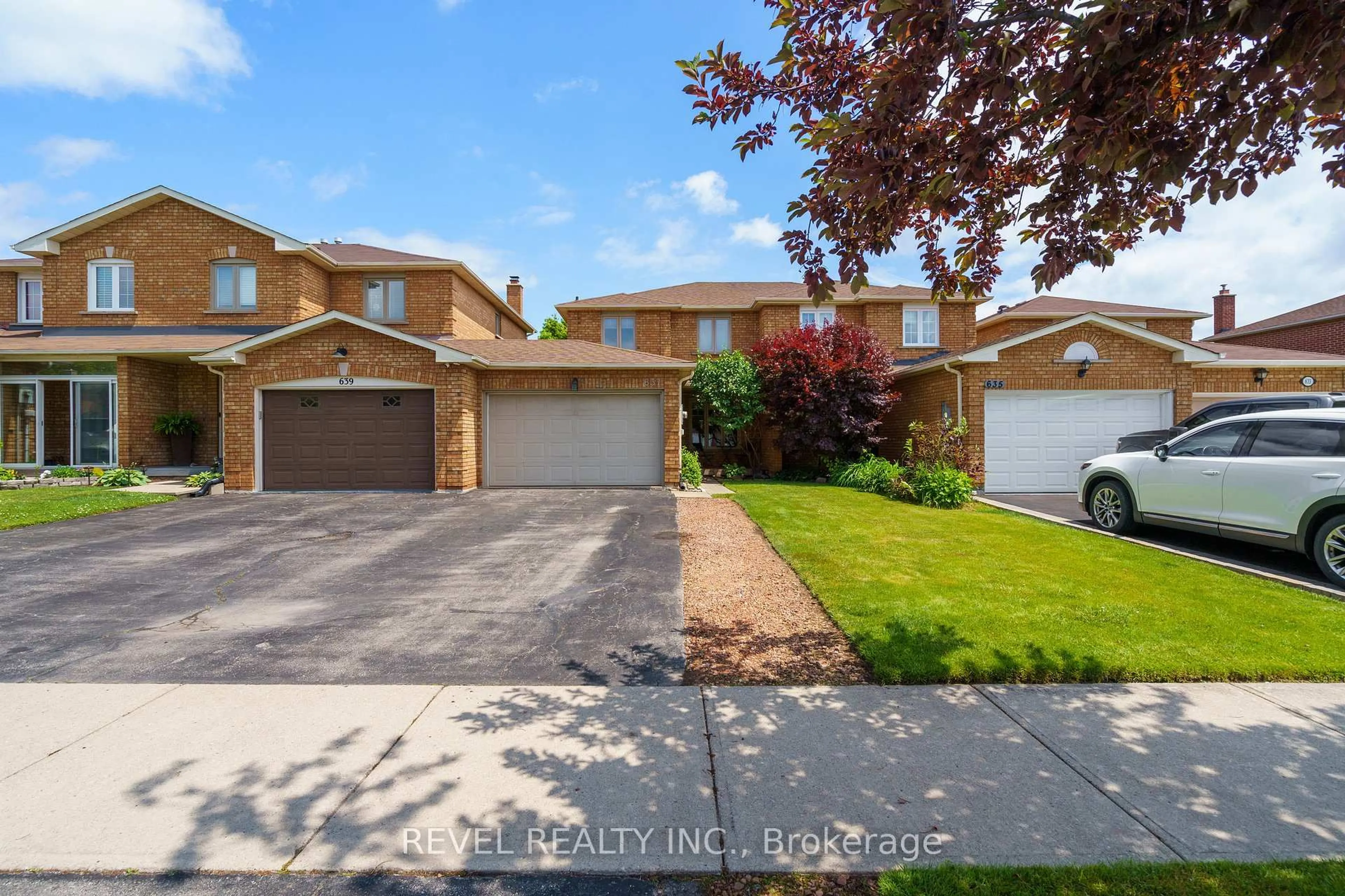 A pic from outside/outdoor area/front of a property/back of a property/a pic from drone, street for 637 Amelia Cres, Burlington Ontario L7L 6E6