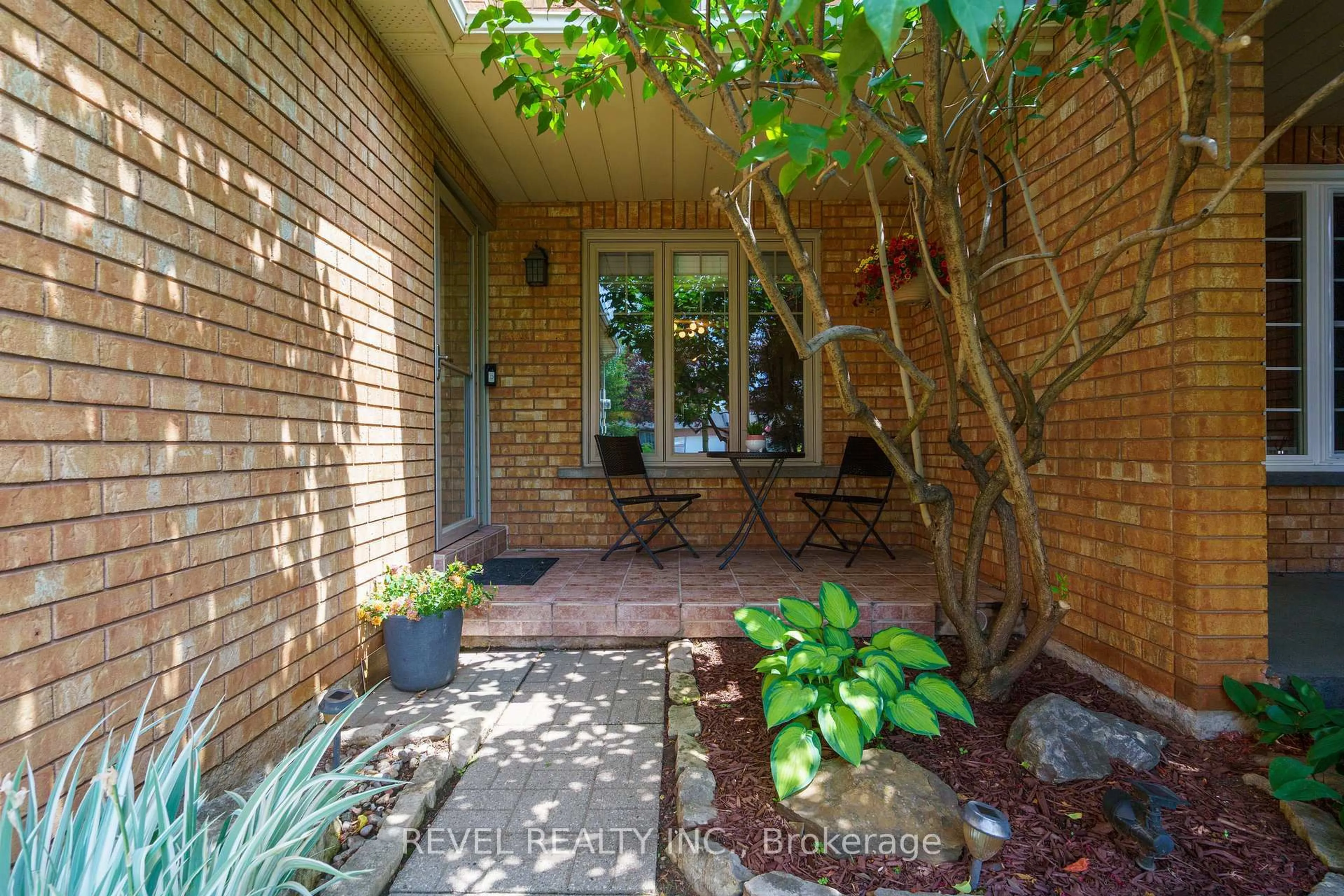 Indoor entryway for 637 Amelia Cres, Burlington Ontario L7L 6E6
