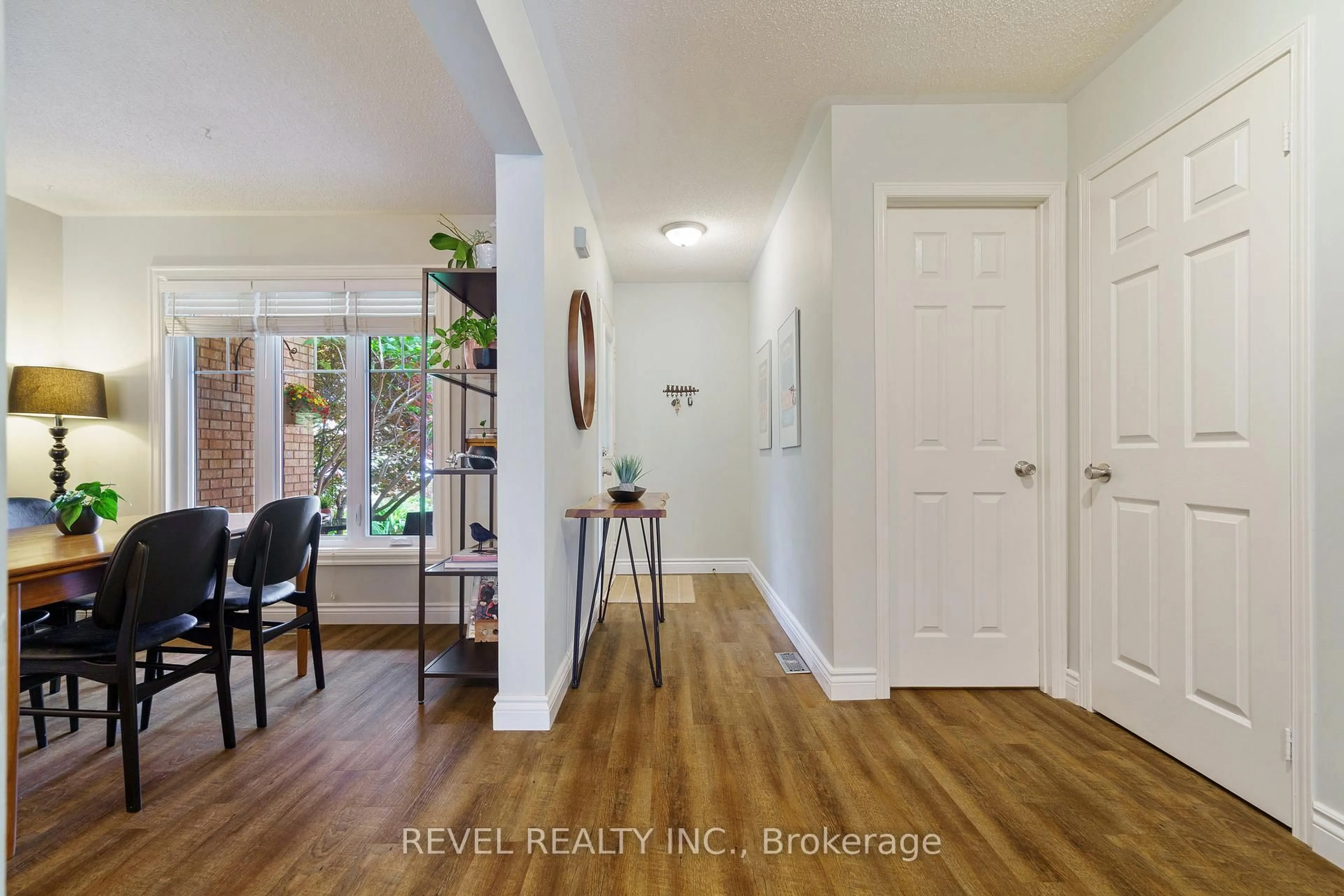 Indoor entryway for 637 Amelia Cres, Burlington Ontario L7L 6E6