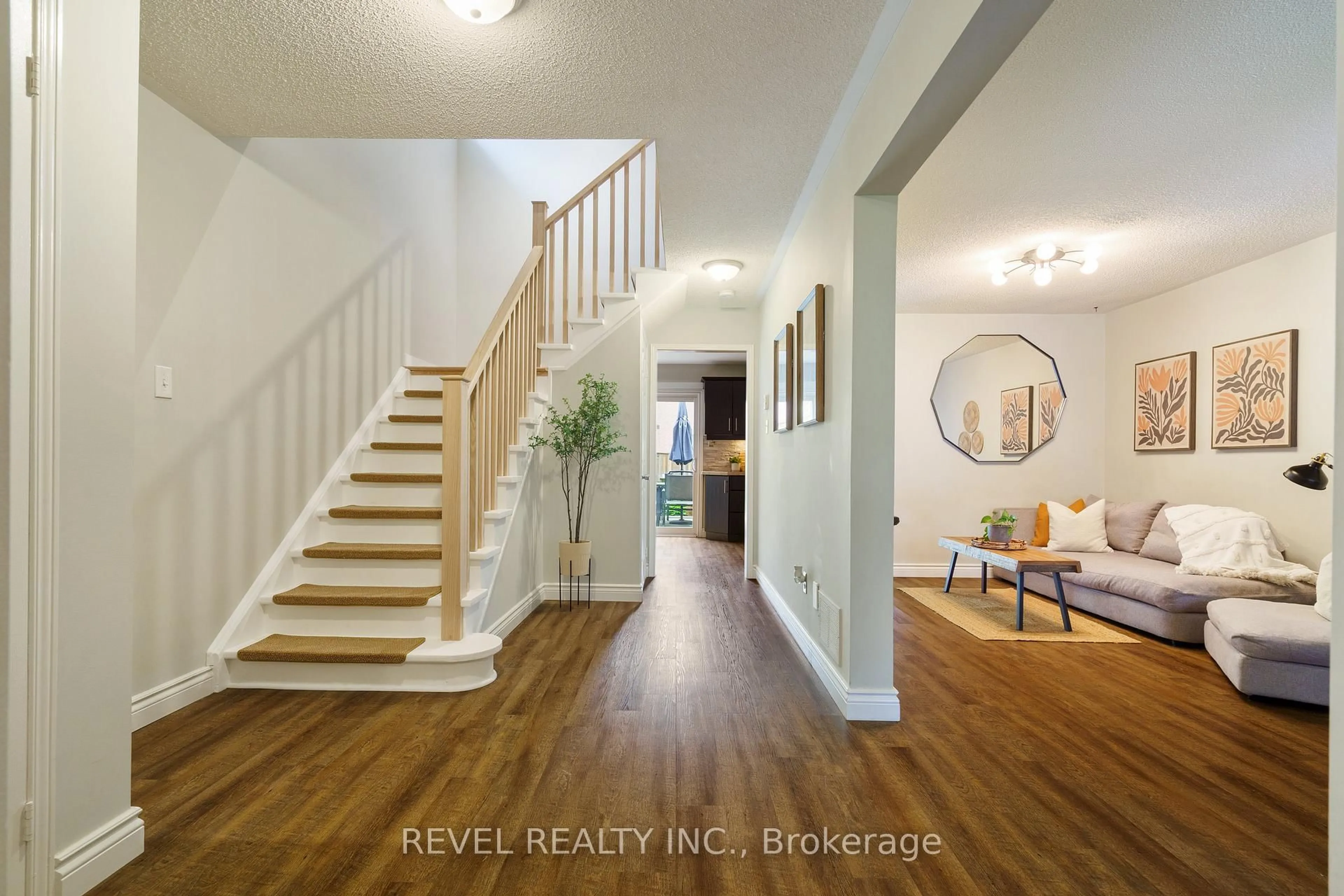 Indoor entryway for 637 Amelia Cres, Burlington Ontario L7L 6E6