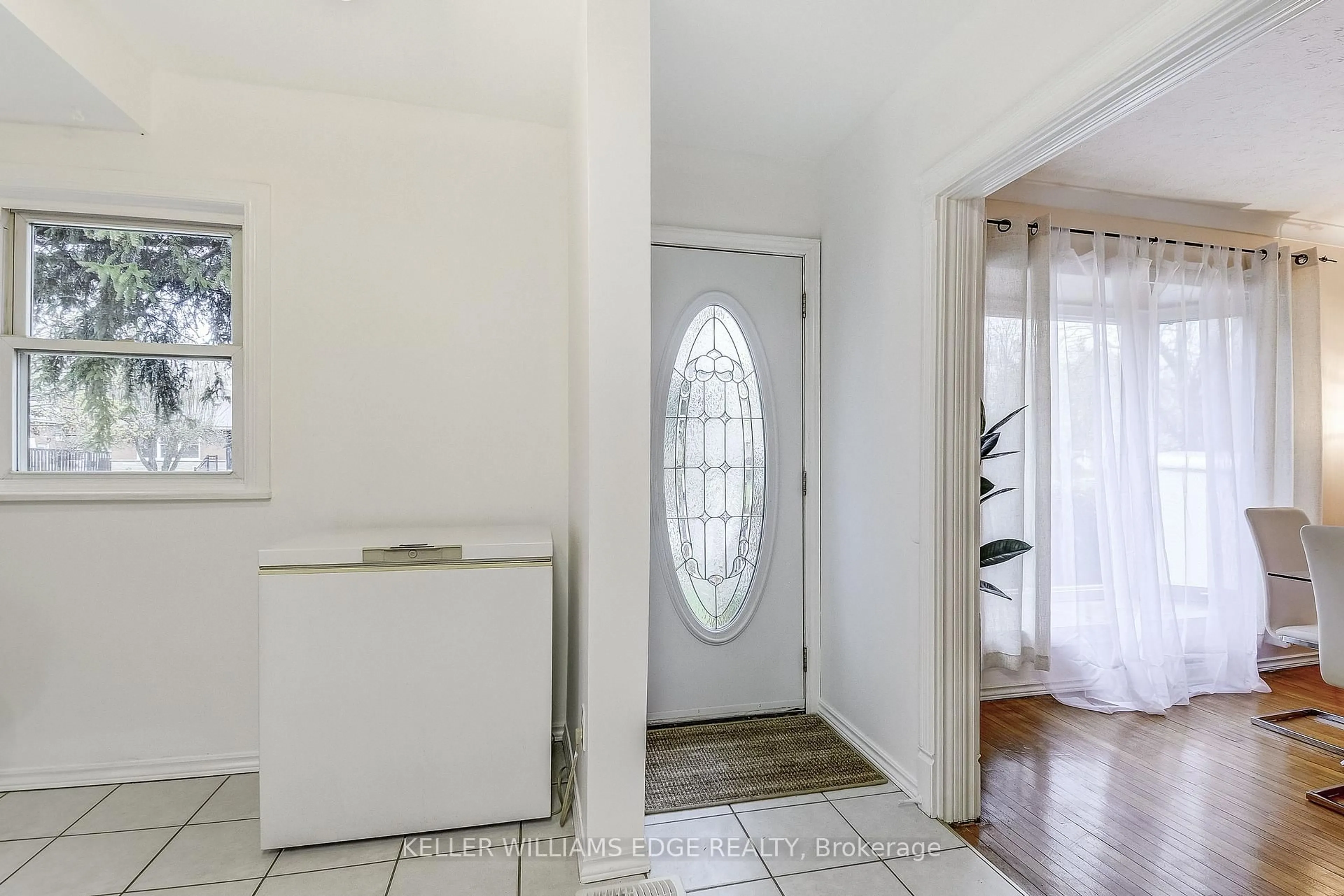 Indoor entryway for 1470 Fisher Ave, Burlington Ontario L7P 2L8