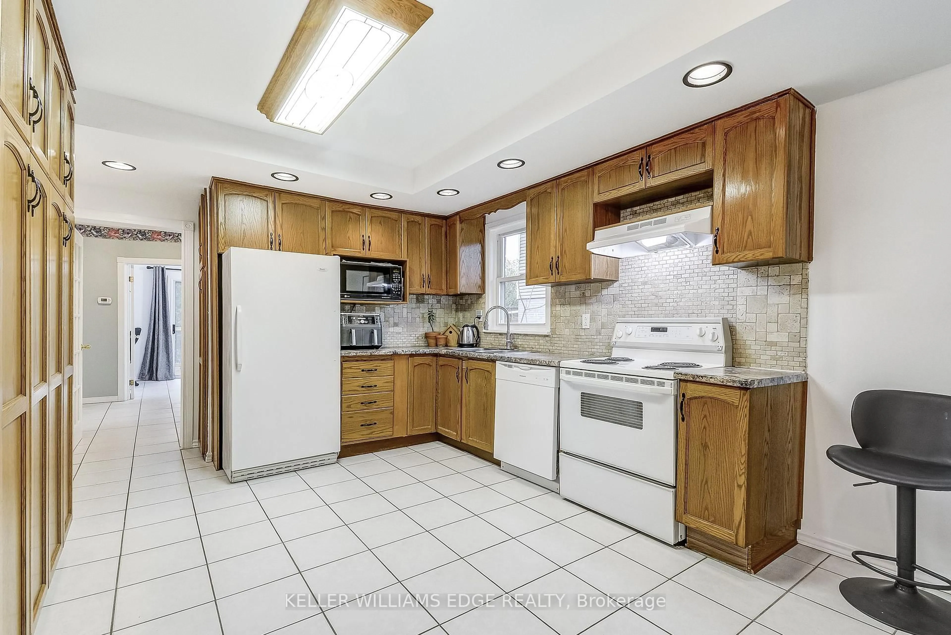 Standard kitchen, ceramic/tile floor for 1470 Fisher Ave, Burlington Ontario L7P 2L8
