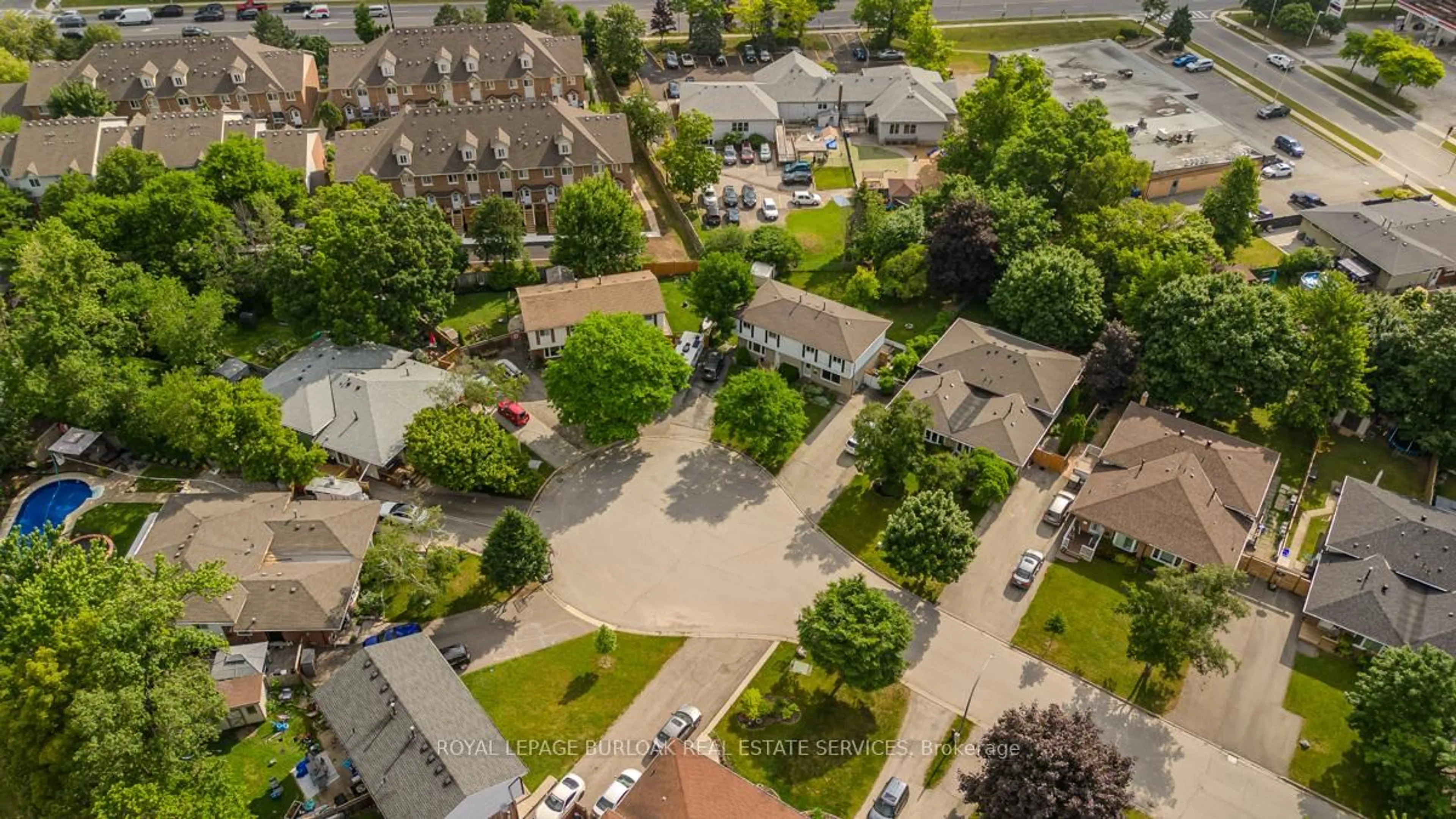 A pic from outside/outdoor area/front of a property/back of a property/a pic from drone, street for 2458 Martin Crt, Burlington Ontario L7P 2V2