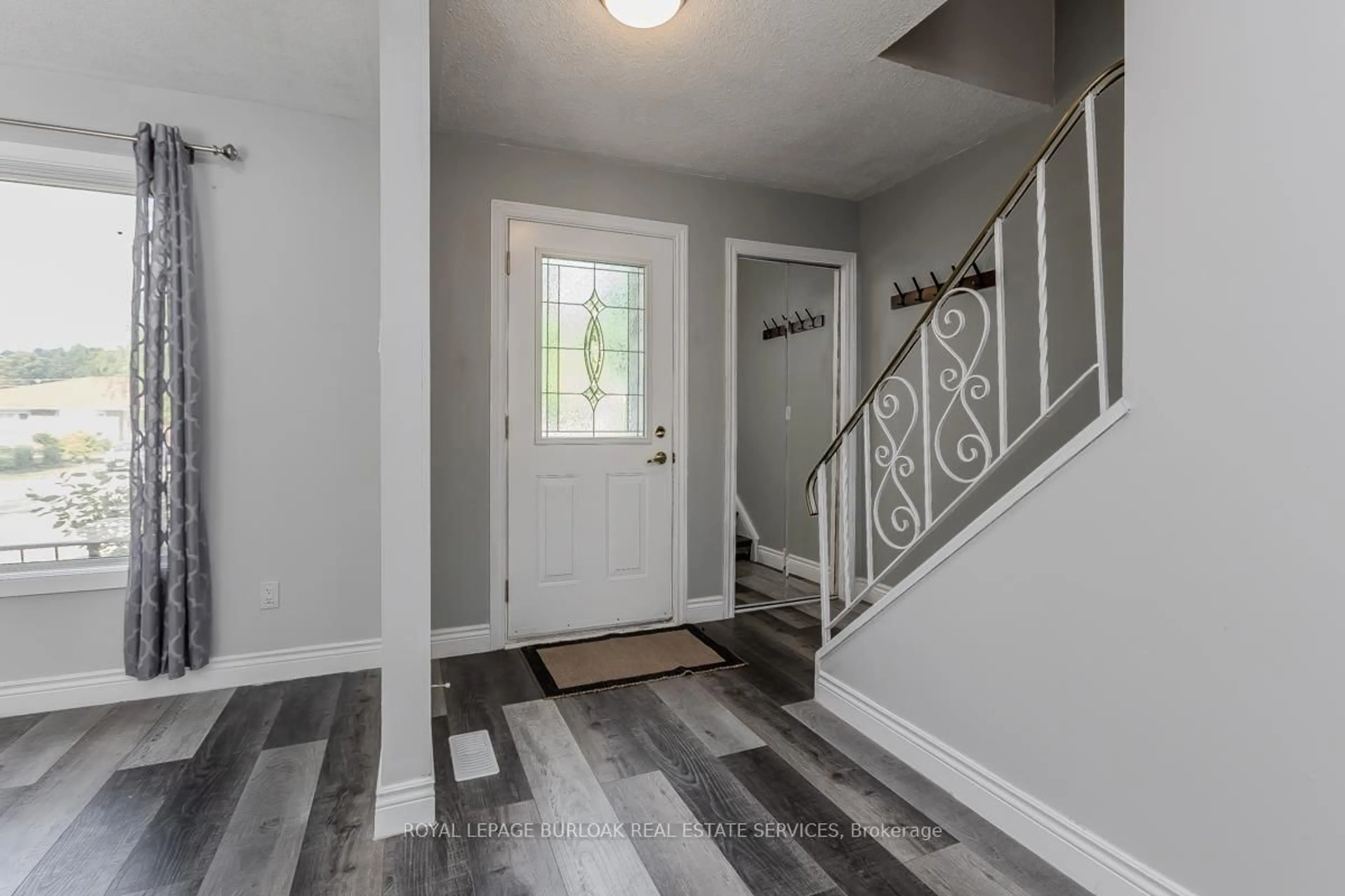 Indoor entryway for 2458 Martin Crt, Burlington Ontario L7P 2V2