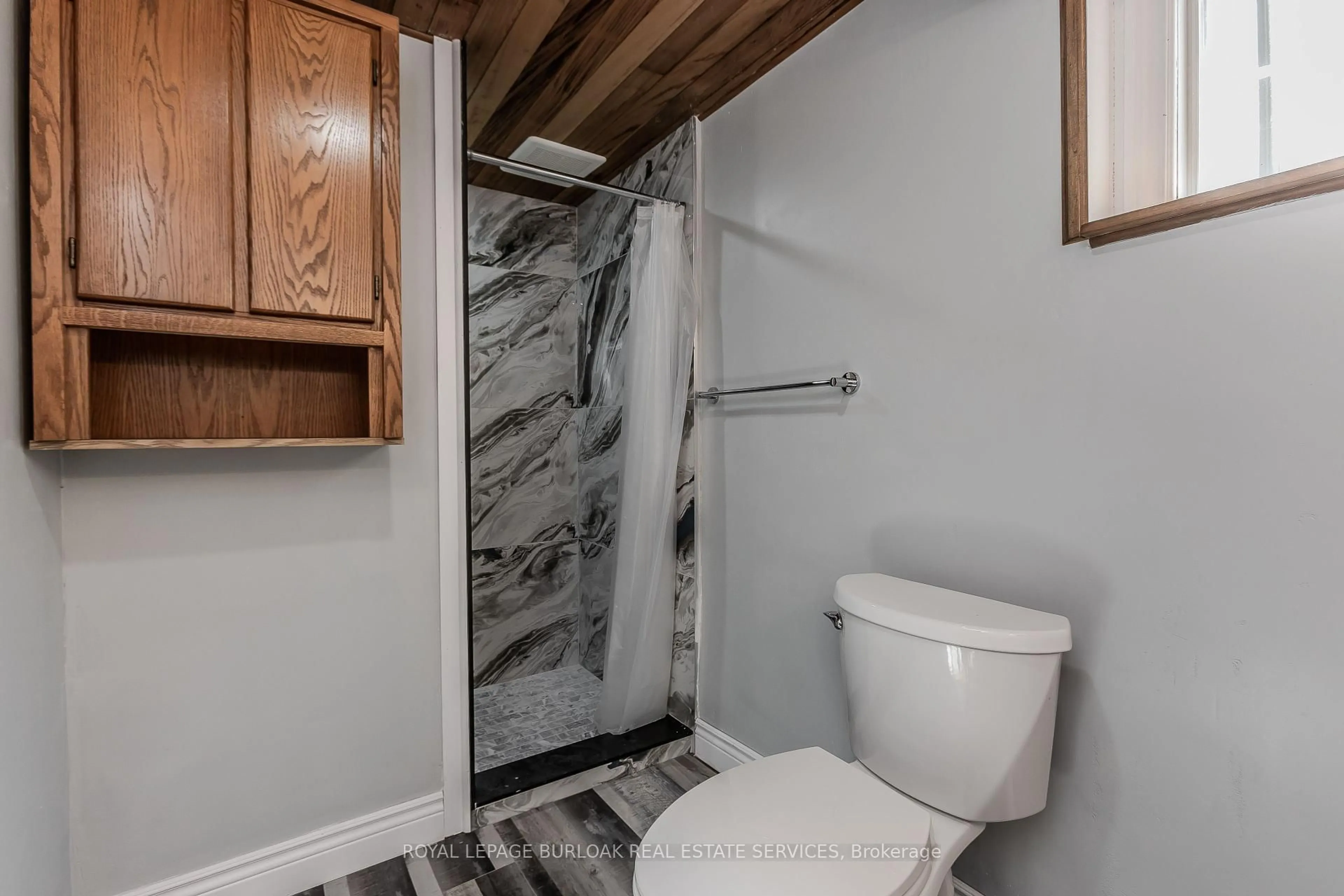 Standard bathroom, unknown for 2458 Martin Crt, Burlington Ontario L7P 2V2