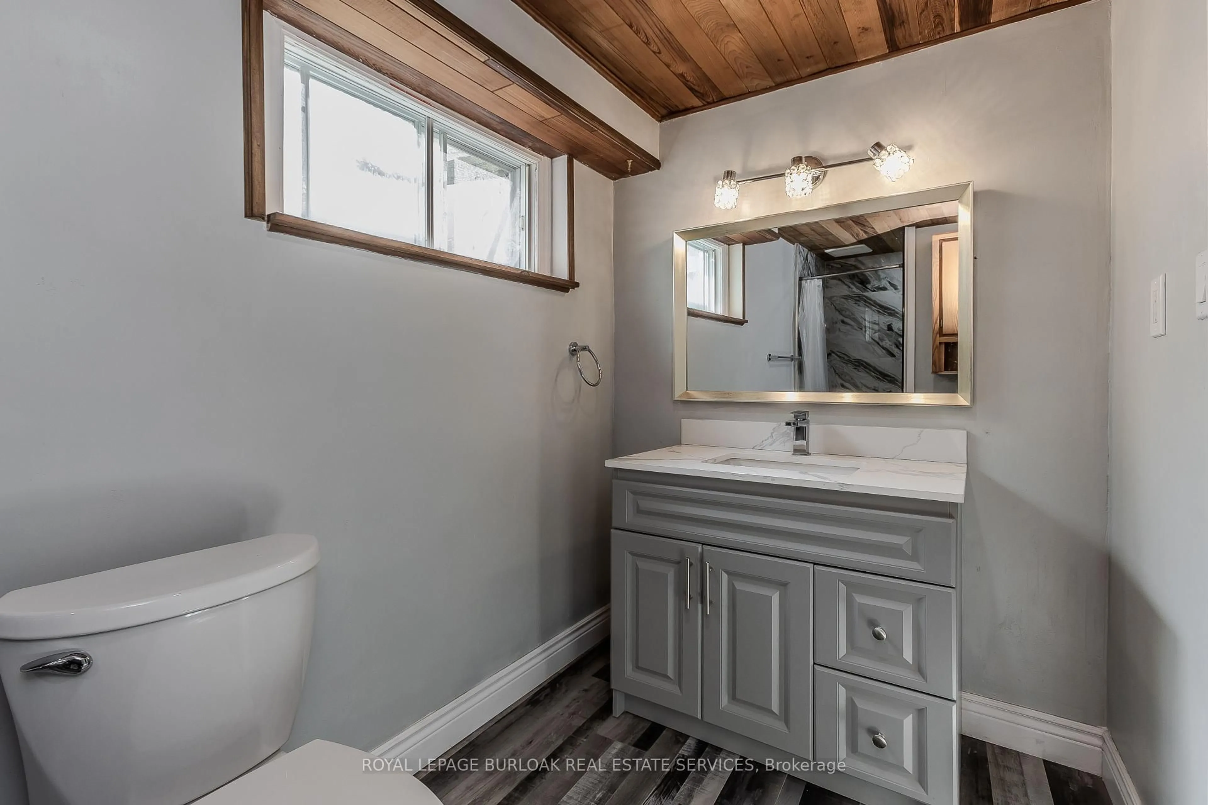Standard bathroom, unknown for 2458 Martin Crt, Burlington Ontario L7P 2V2