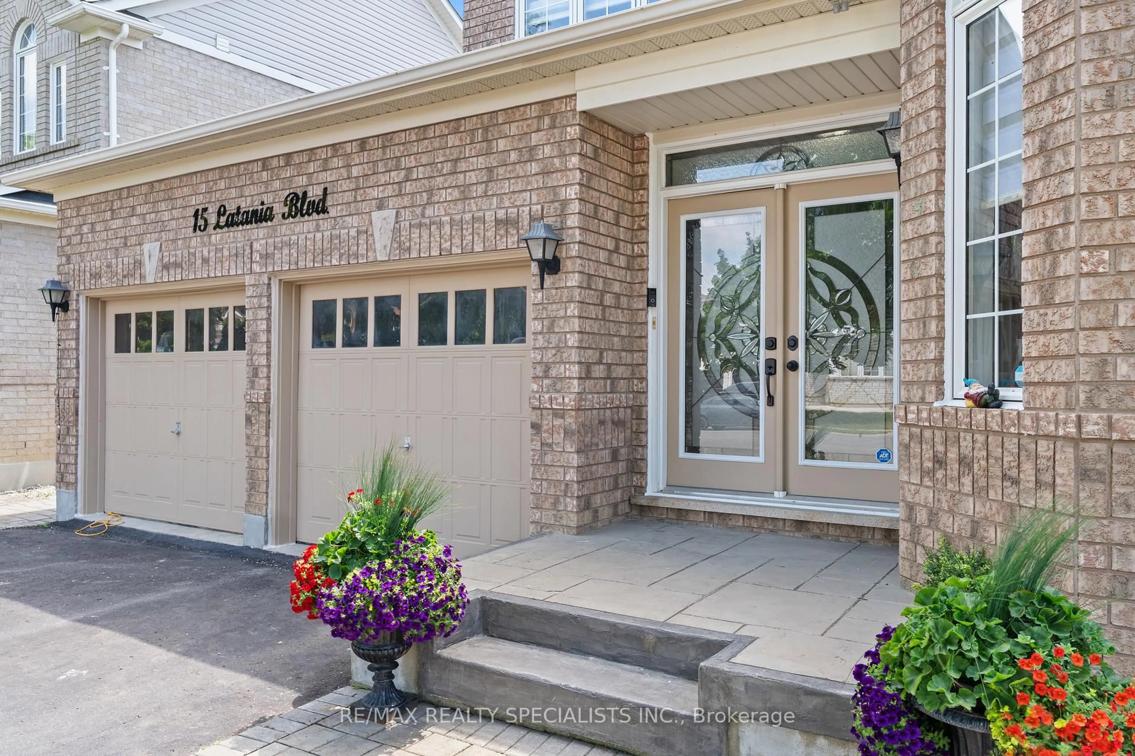 Indoor entryway for 15 Latania Blvd, Brampton Ontario L6P 1S8