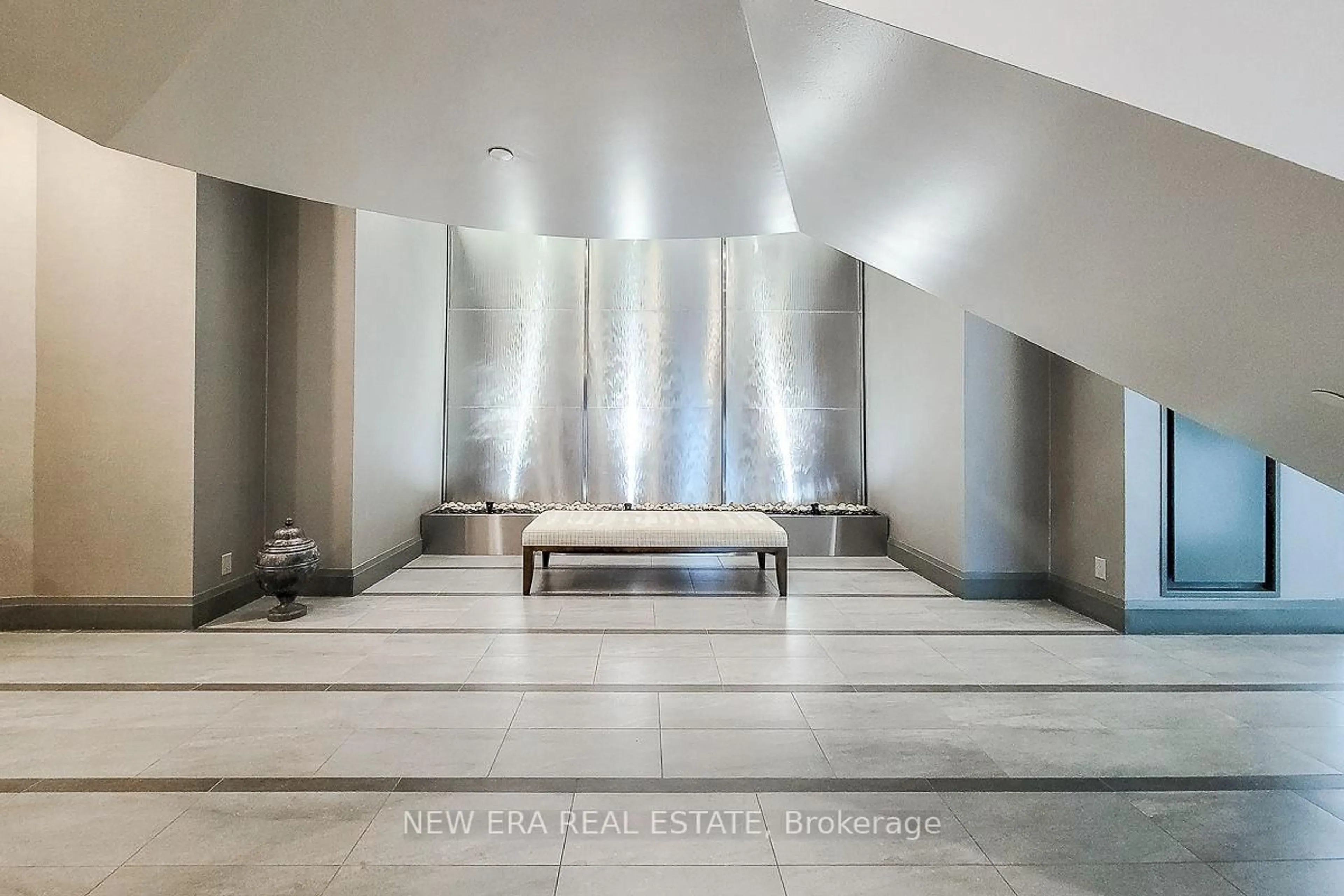 Indoor foyer for 11 Bronte Rd #323, Oakville Ontario L6L 0E1