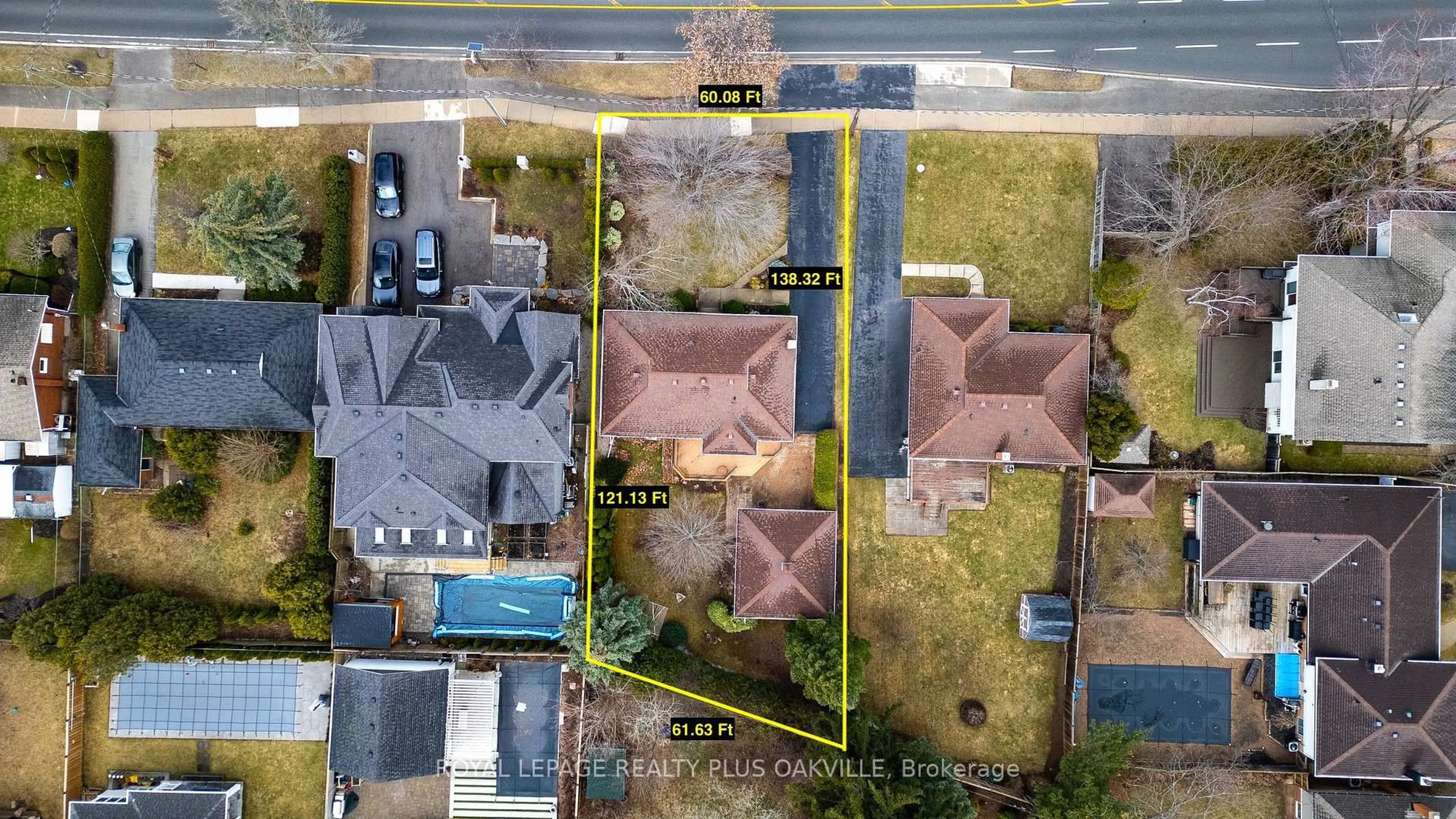 A pic from outside/outdoor area/front of a property/back of a property/a pic from drone, street for 2416 Rebecca St, Oakville Ontario L6L 2B2