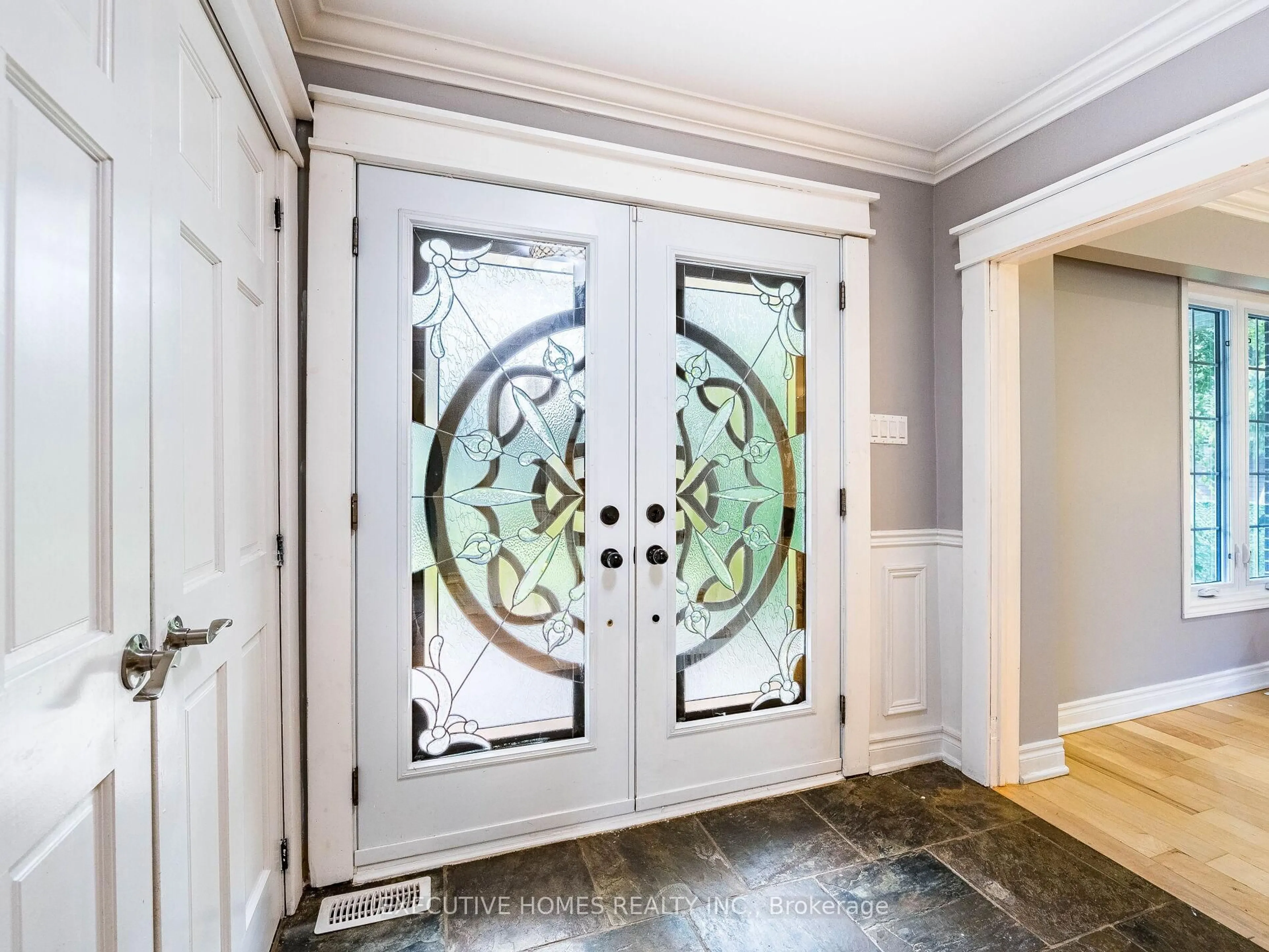 Indoor entryway for 34 Kennedy Rd, Caledon Ontario L7C 2A7