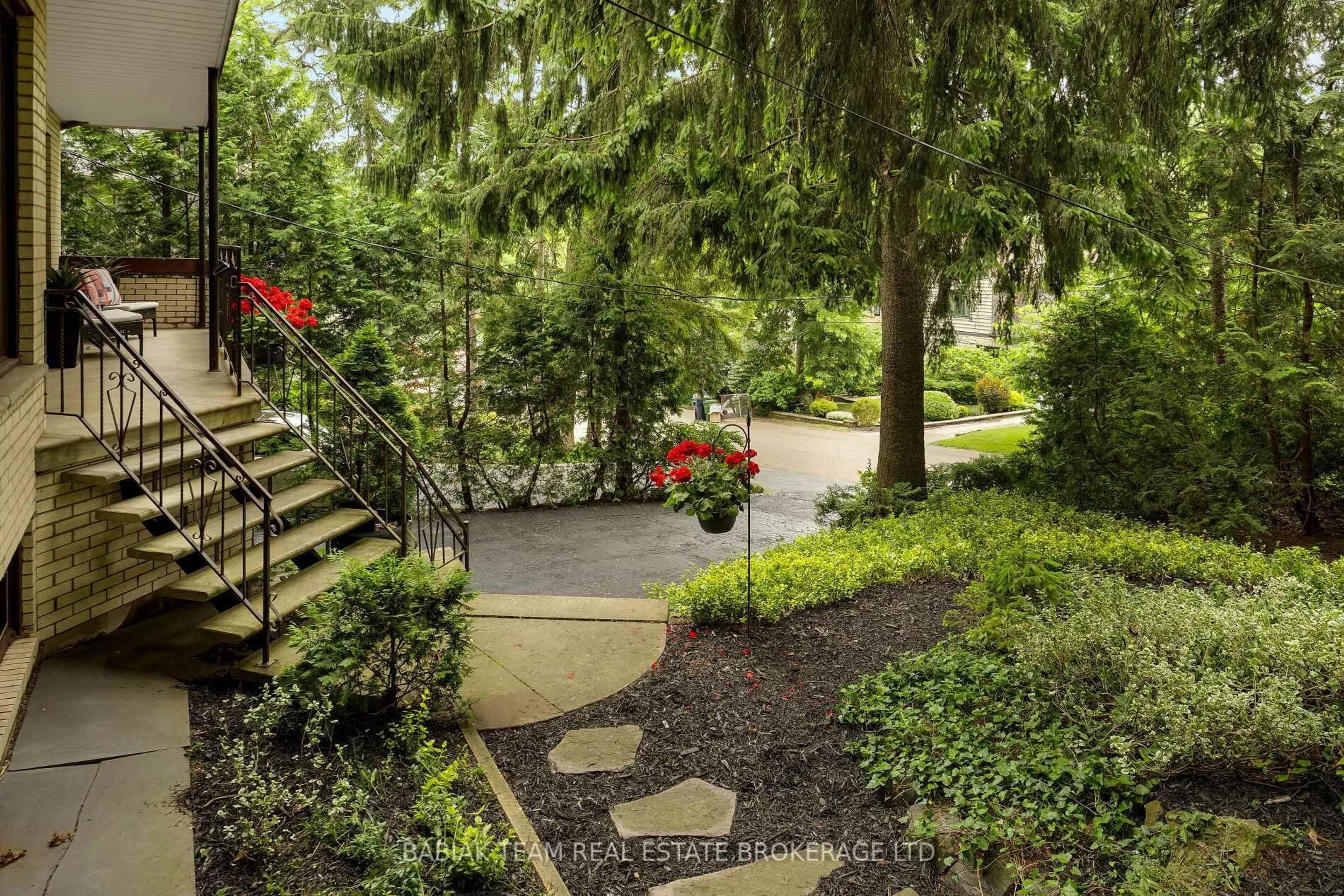 Patio, street for 90 Humberview Rd, Toronto Ontario M6S 4V5
