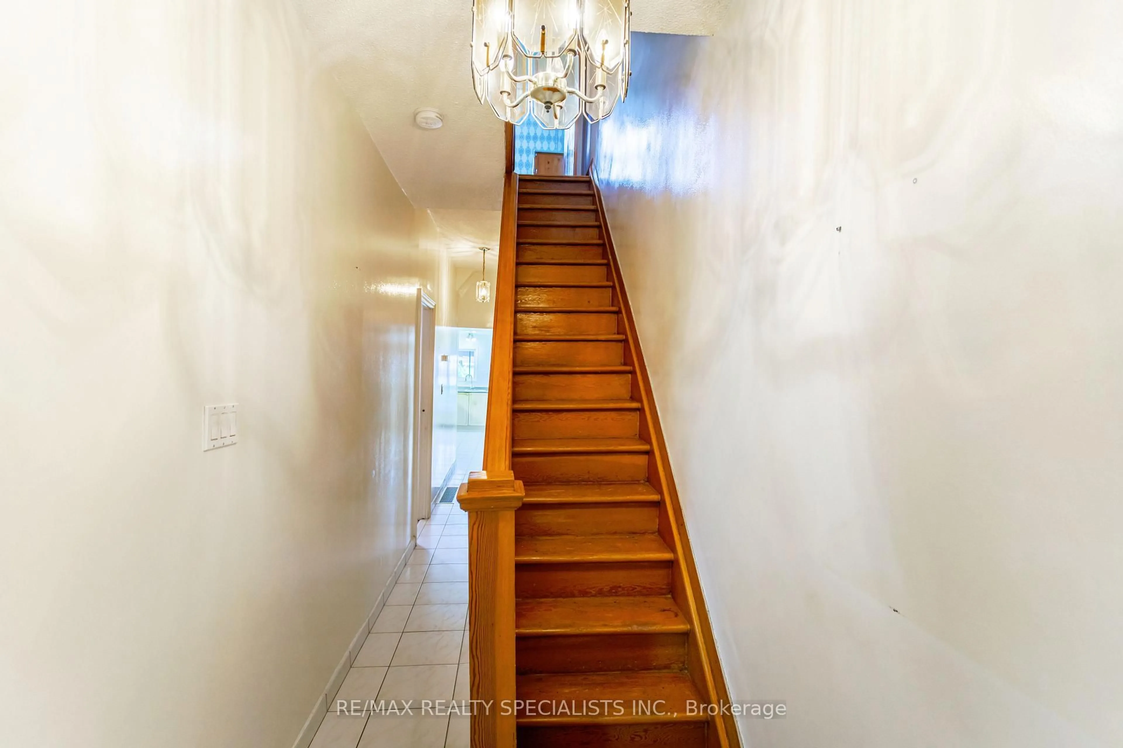 Stairs for 221 Earlscourt Ave, Toronto Ontario M6E 4B4