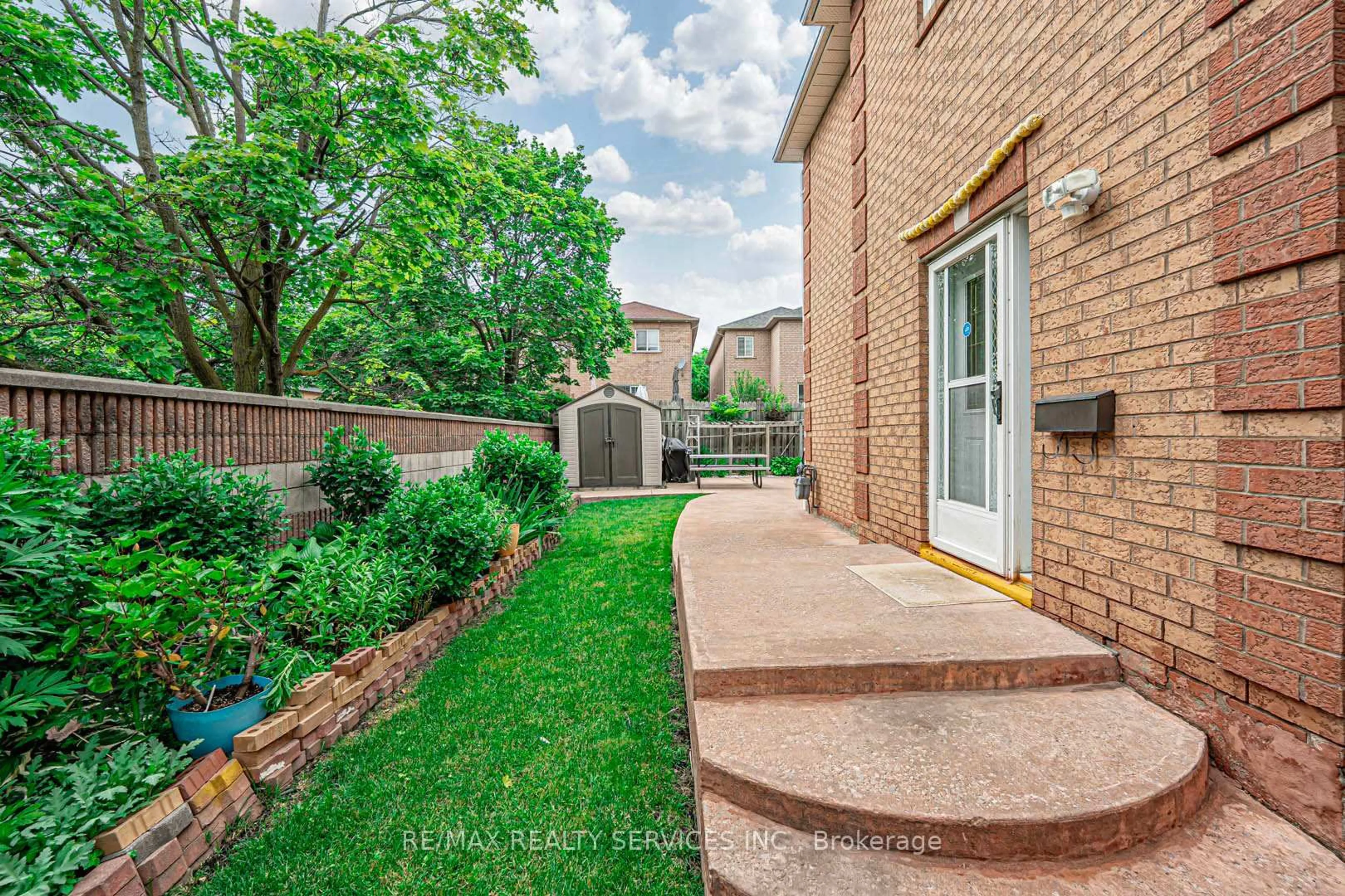 Patio, street for 10 Shirley Pl #10, Brampton Ontario L6Z 1P2