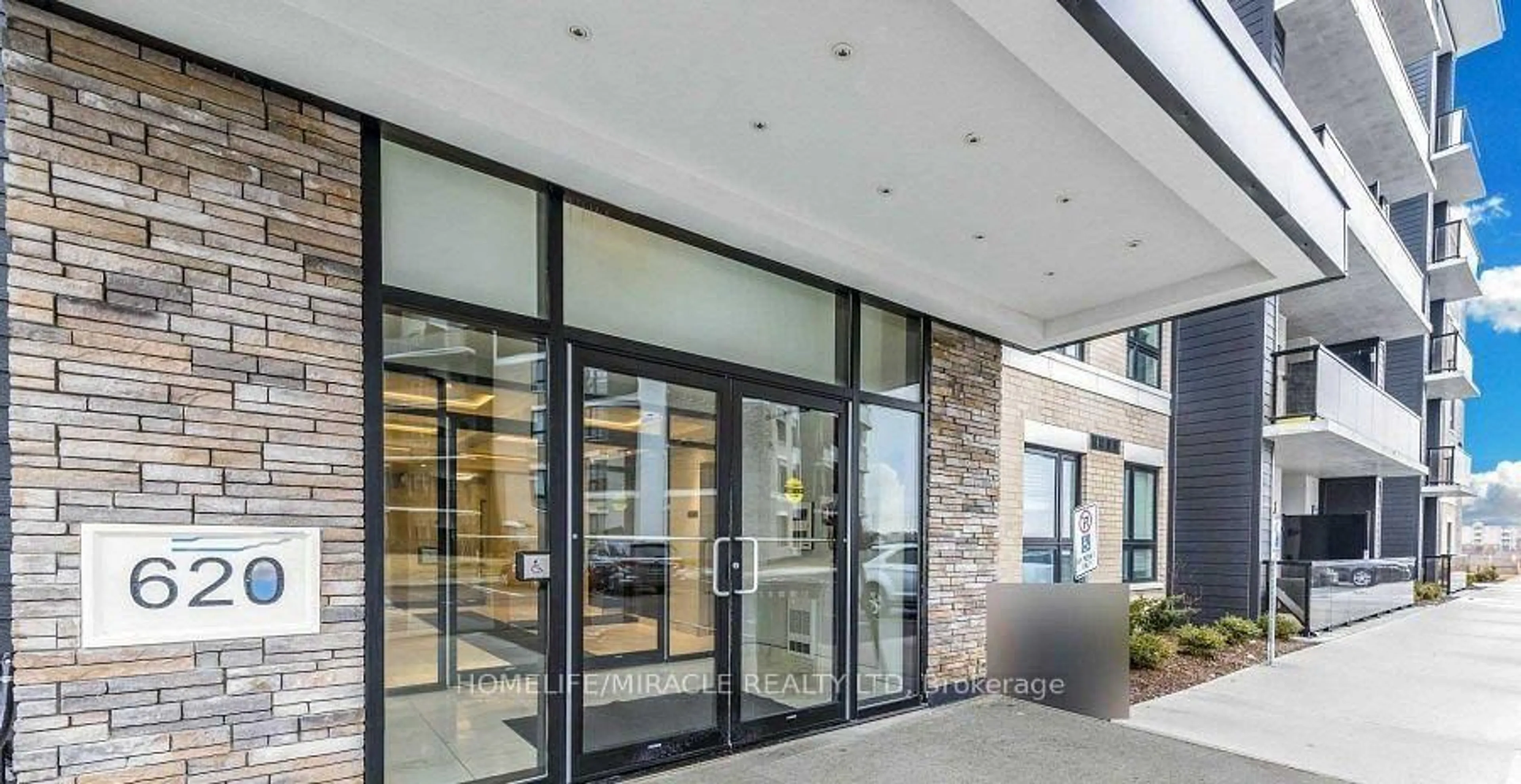 Indoor foyer for 620 Sauve St #506, Milton Ontario L9T 9A5
