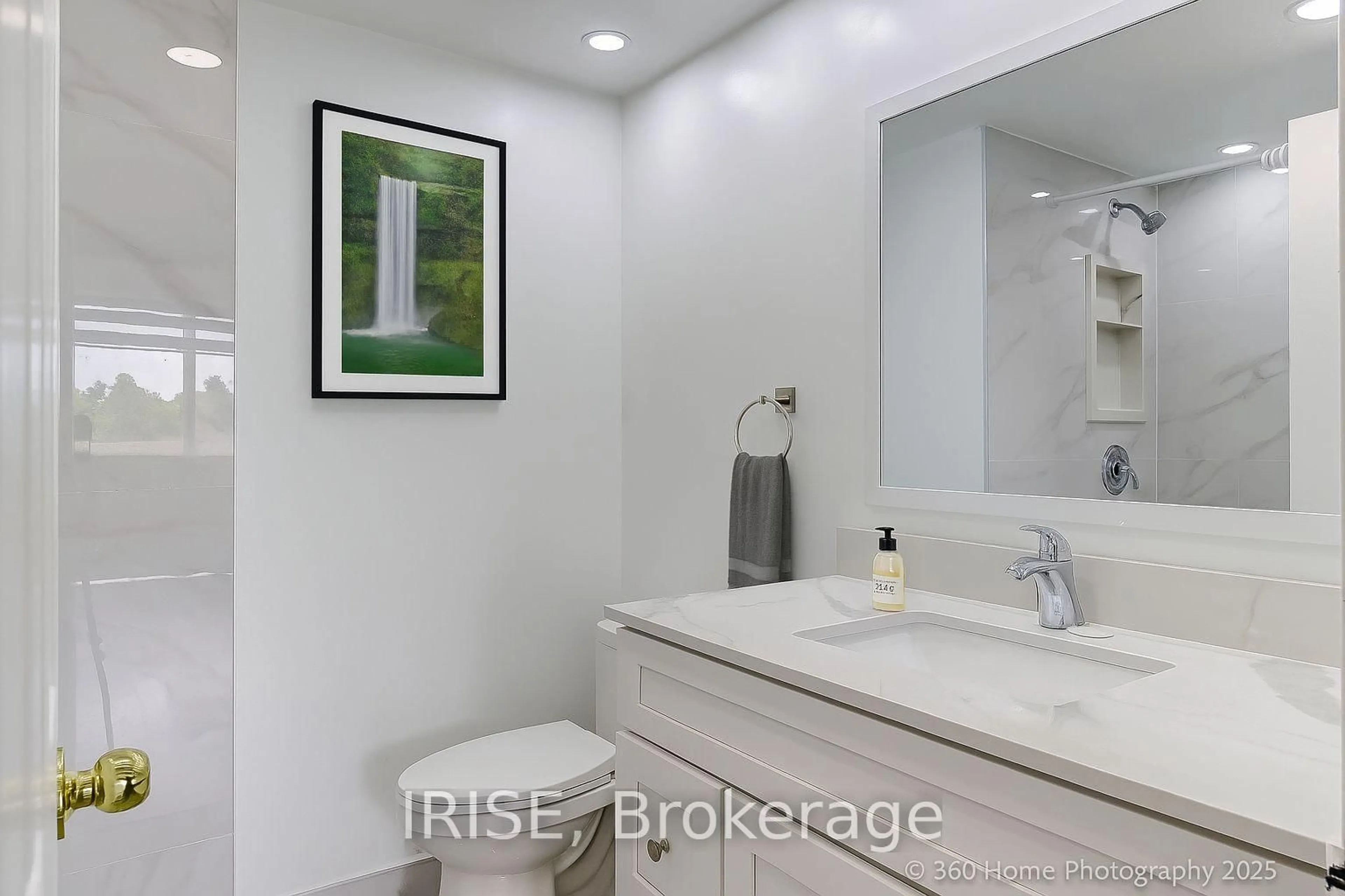 Standard bathroom, ceramic/tile floor for 1001 Cedarglen Gate #307, Mississauga Ontario L5C 4R2