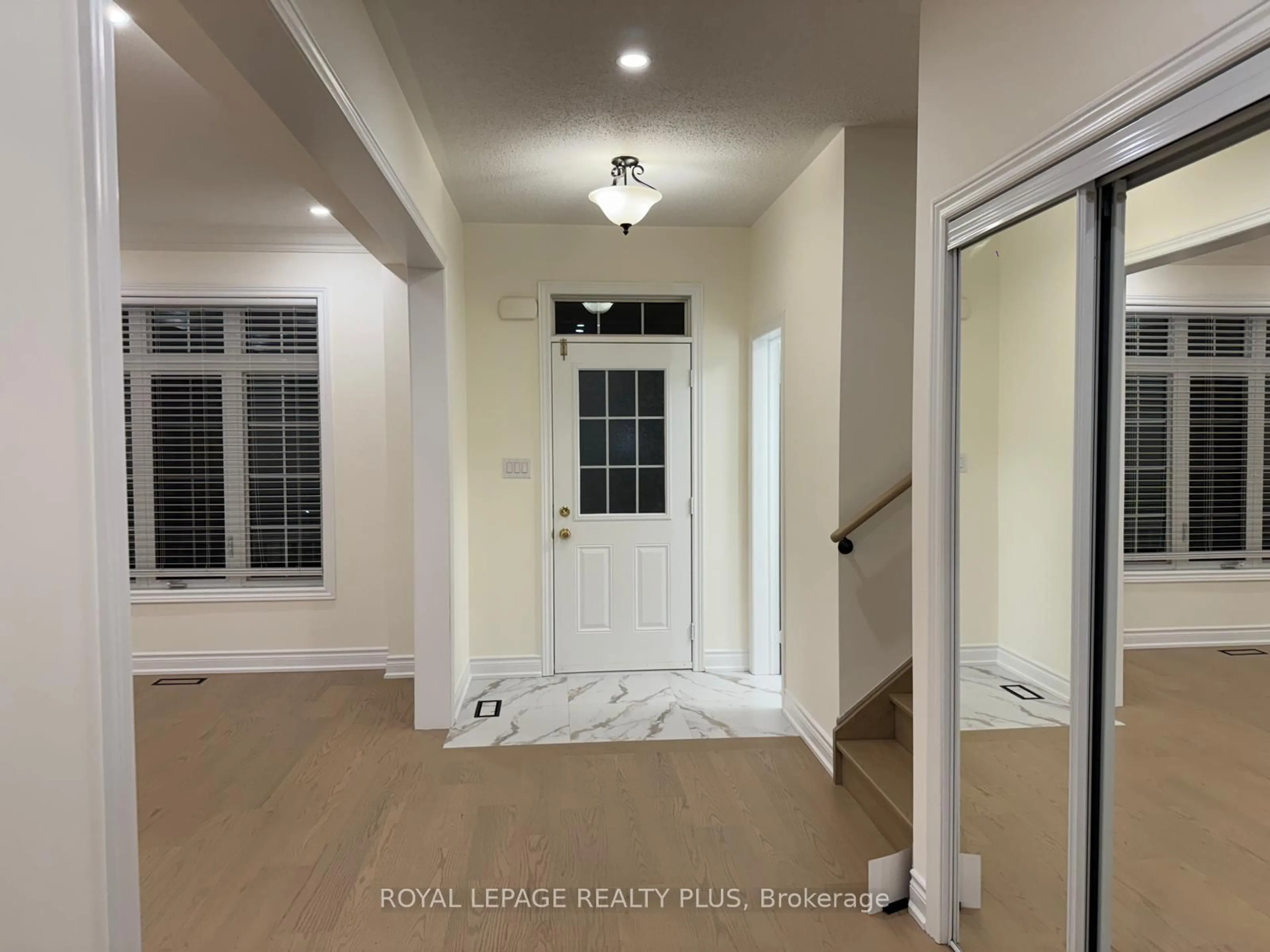 Indoor entryway for 5371 Tenth Line, Mississauga Ontario L5M 0V7