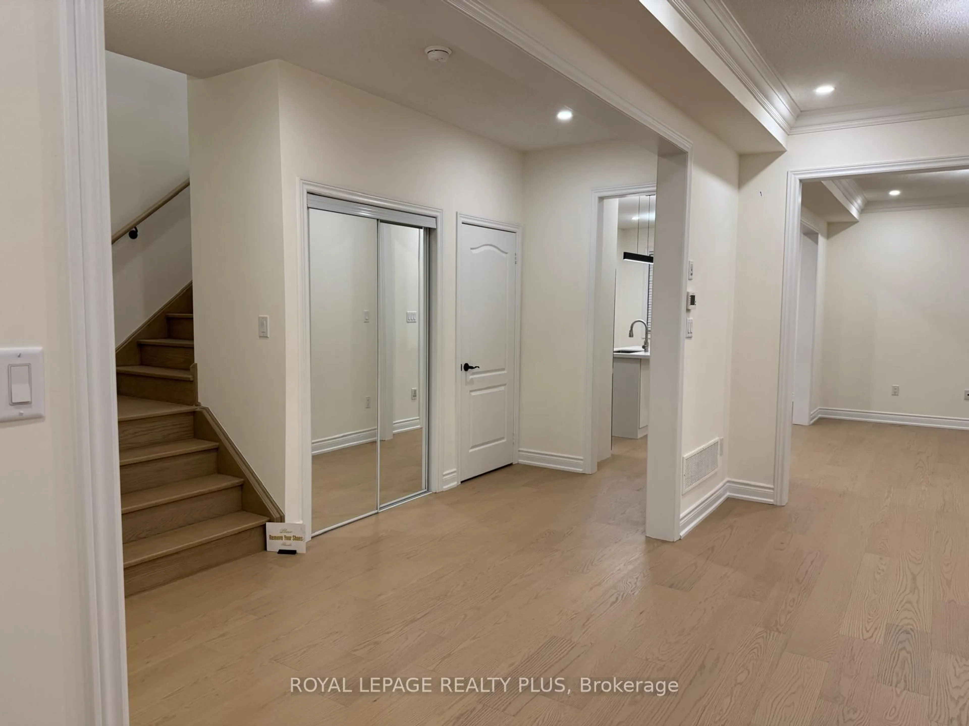 Indoor foyer for 5371 Tenth Line, Mississauga Ontario L5M 0V7