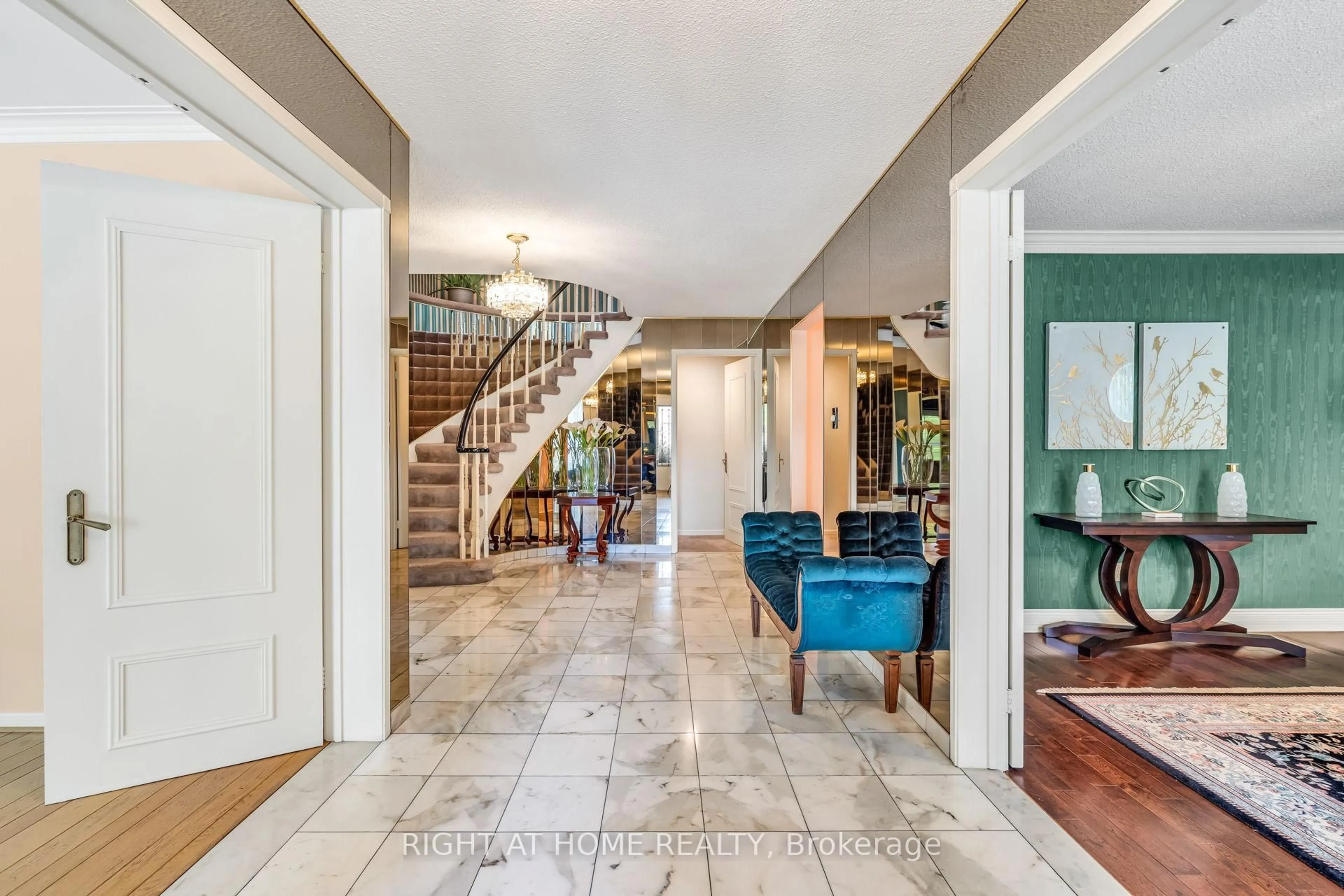 Indoor foyer for 5 Poplar Heights Dr, Toronto Ontario M9A 5A1