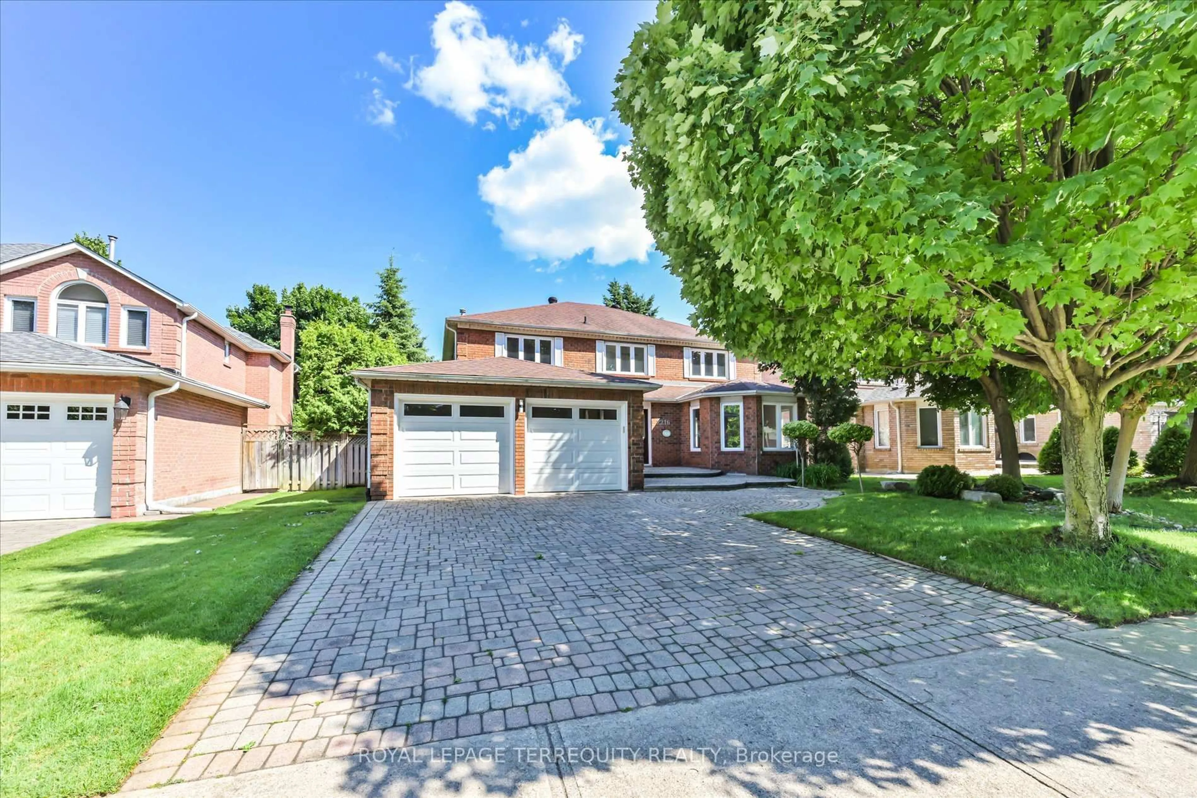 Home with brick exterior material, street for 2216 Dunvegan Ave, Oakville Ontario L6J 6P7