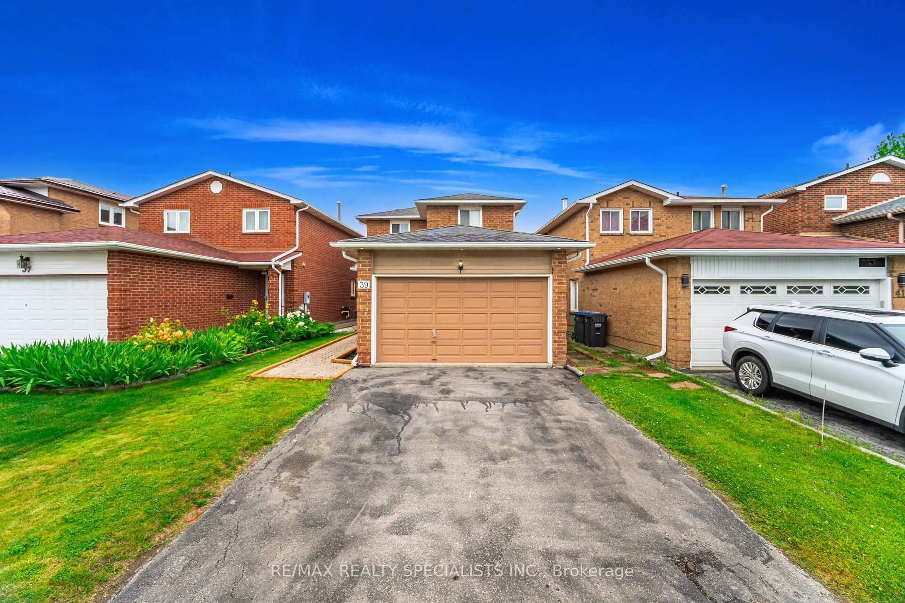 A pic from outside/outdoor area/front of a property/back of a property/a pic from drone, street for 39 Wildercroft Ave, Brampton Ontario L6V 4E9