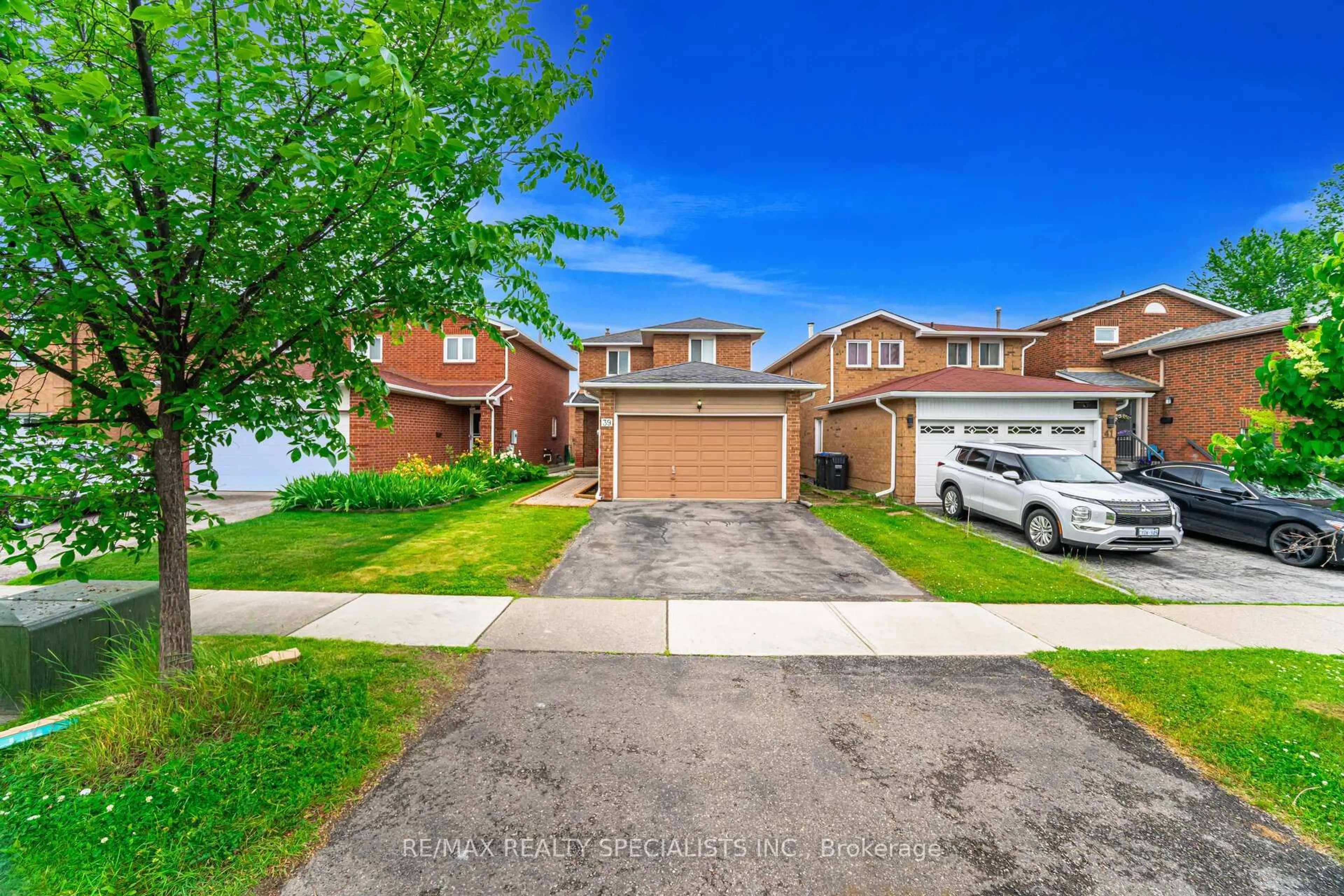 A pic from outside/outdoor area/front of a property/back of a property/a pic from drone, street for 39 Wildercroft Ave, Brampton Ontario L6V 4E9