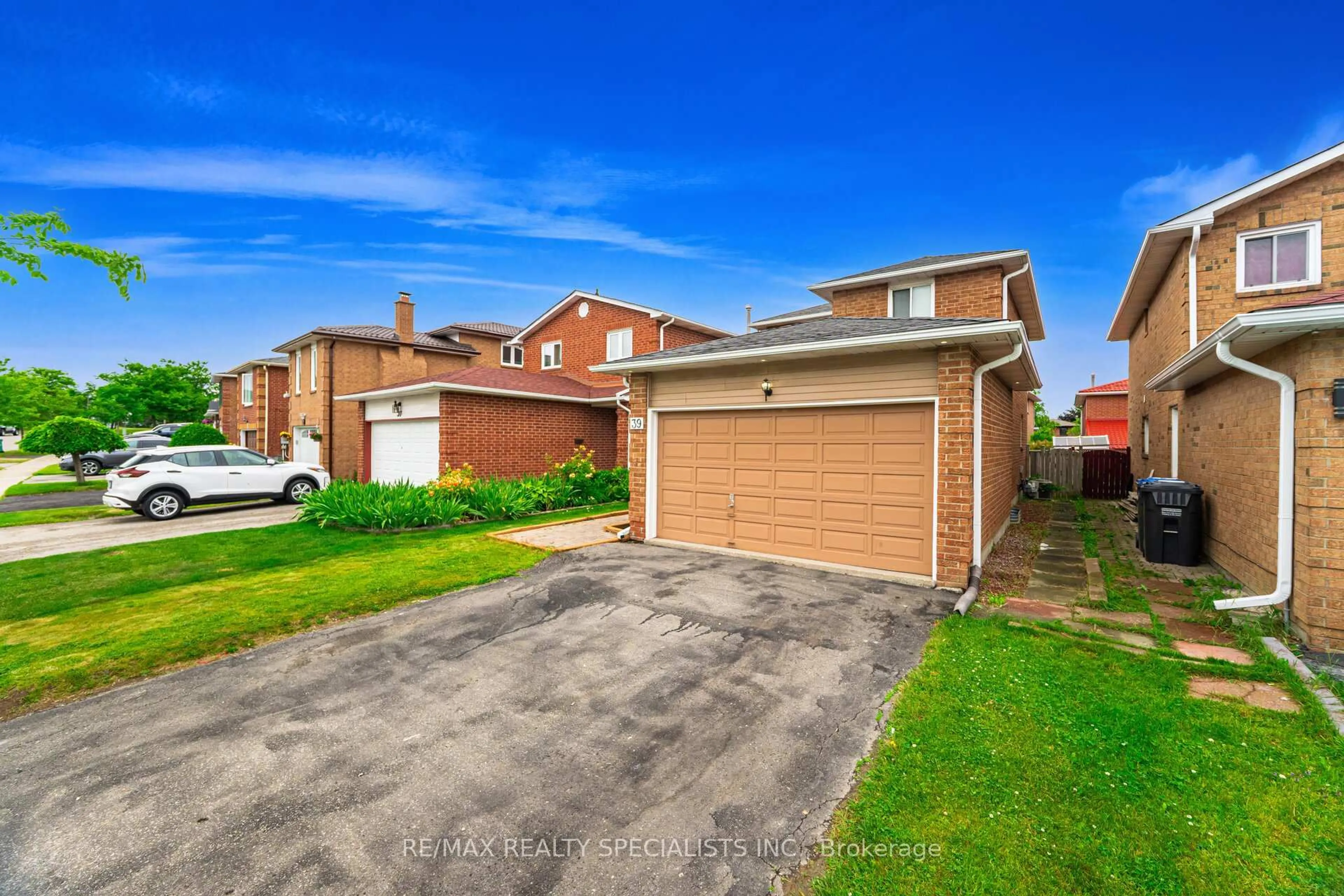 A pic from outside/outdoor area/front of a property/back of a property/a pic from drone, street for 39 Wildercroft Ave, Brampton Ontario L6V 4E9