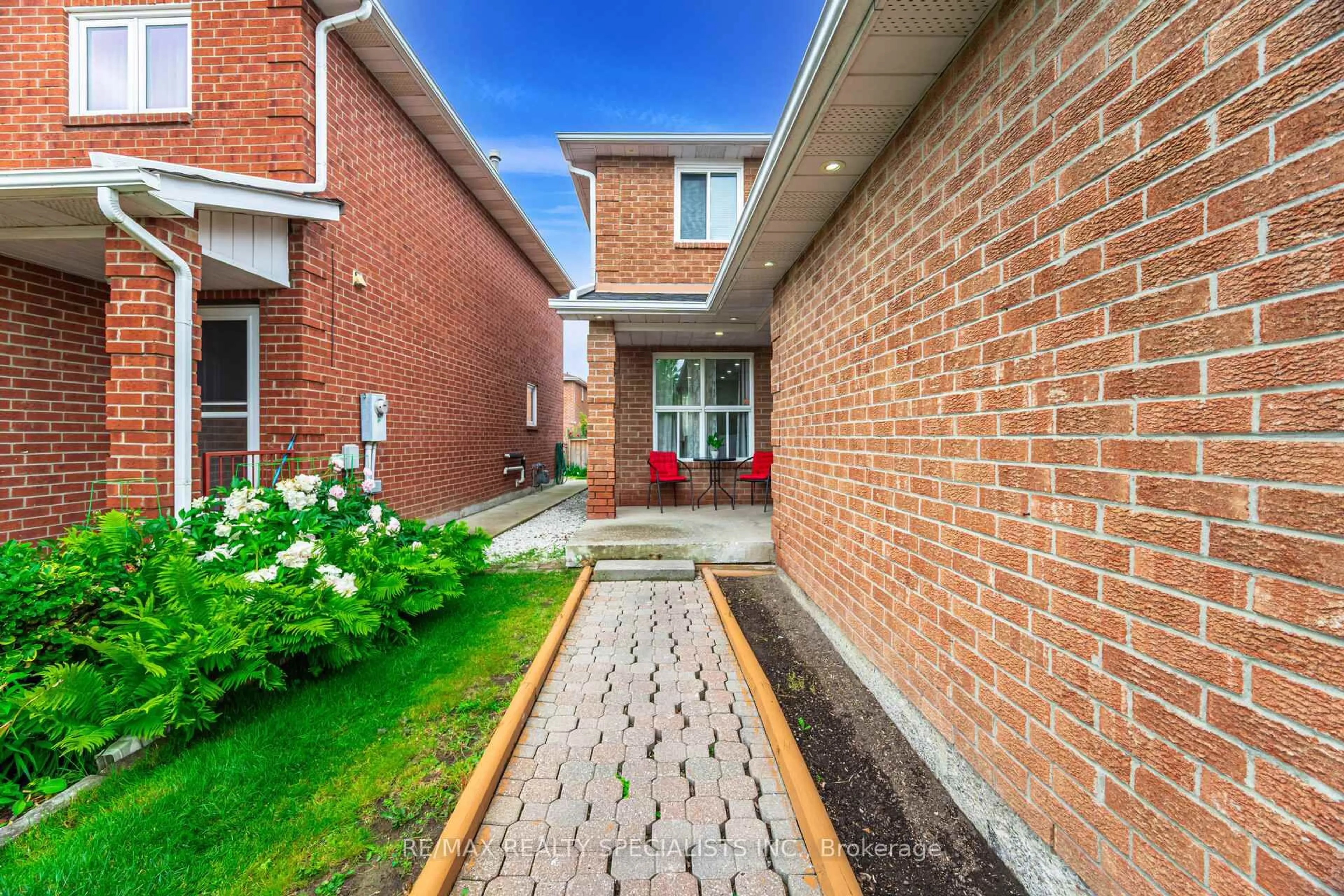 Home with brick exterior material, street for 39 Wildercroft Ave, Brampton Ontario L6V 4E9