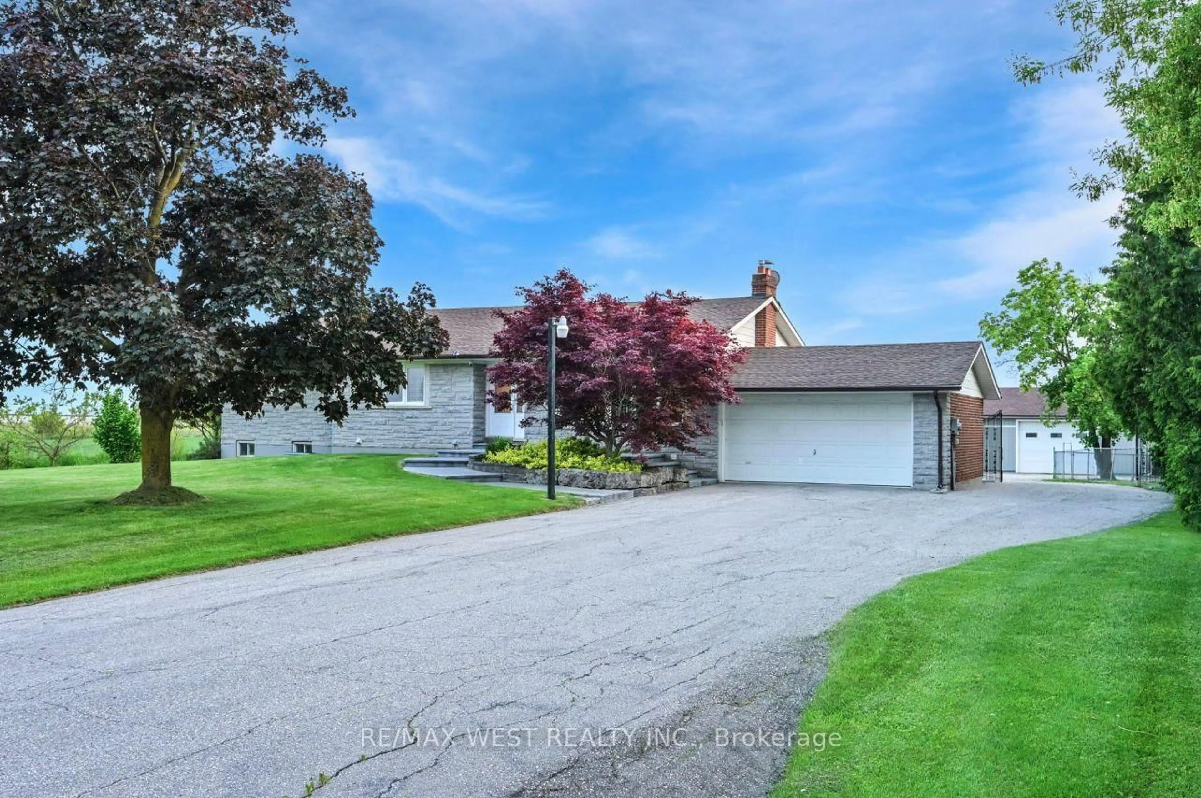 A pic from outside/outdoor area/front of a property/back of a property/a pic from drone, street for 12370 Creditview Rd, Caledon Ontario L7C 1X9